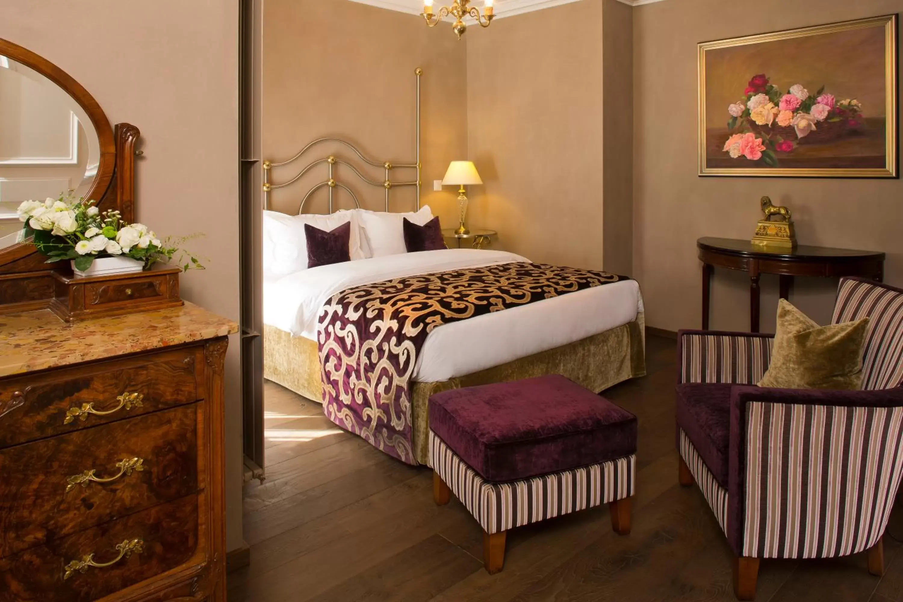 Suite with Queen Bed in Hôtel de la Cigogne