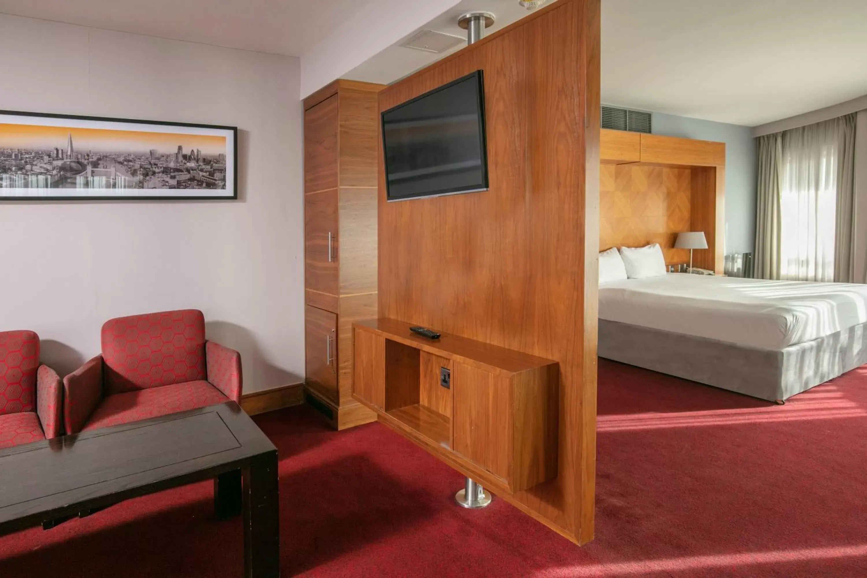 Bedroom, TV/Entertainment Center in The Crown Hotel