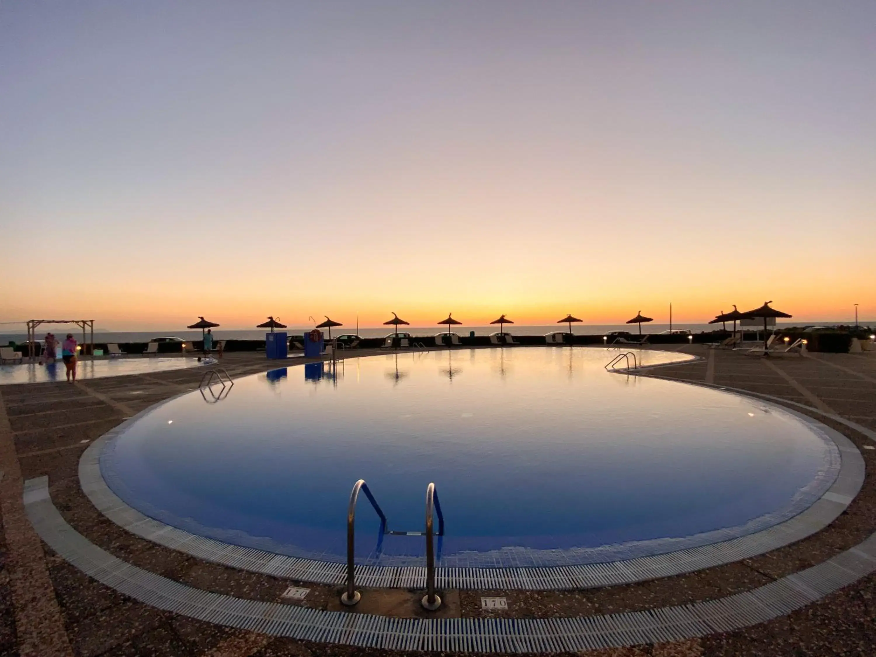 Sunset, Swimming Pool in RV Hotel Sea Club Menorca