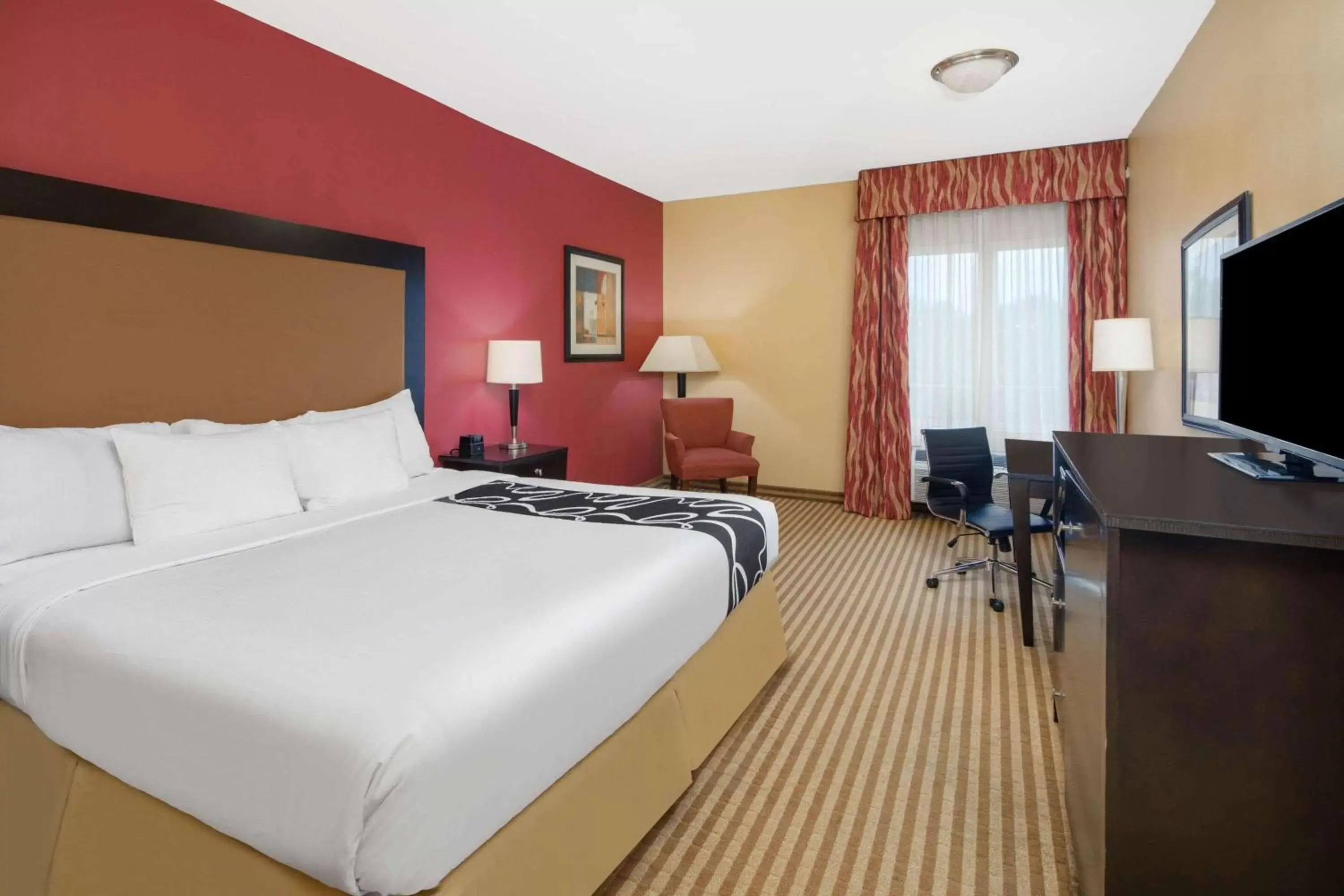 Photo of the whole room, Bed in La Quinta by Wyndham Atlanta Union City