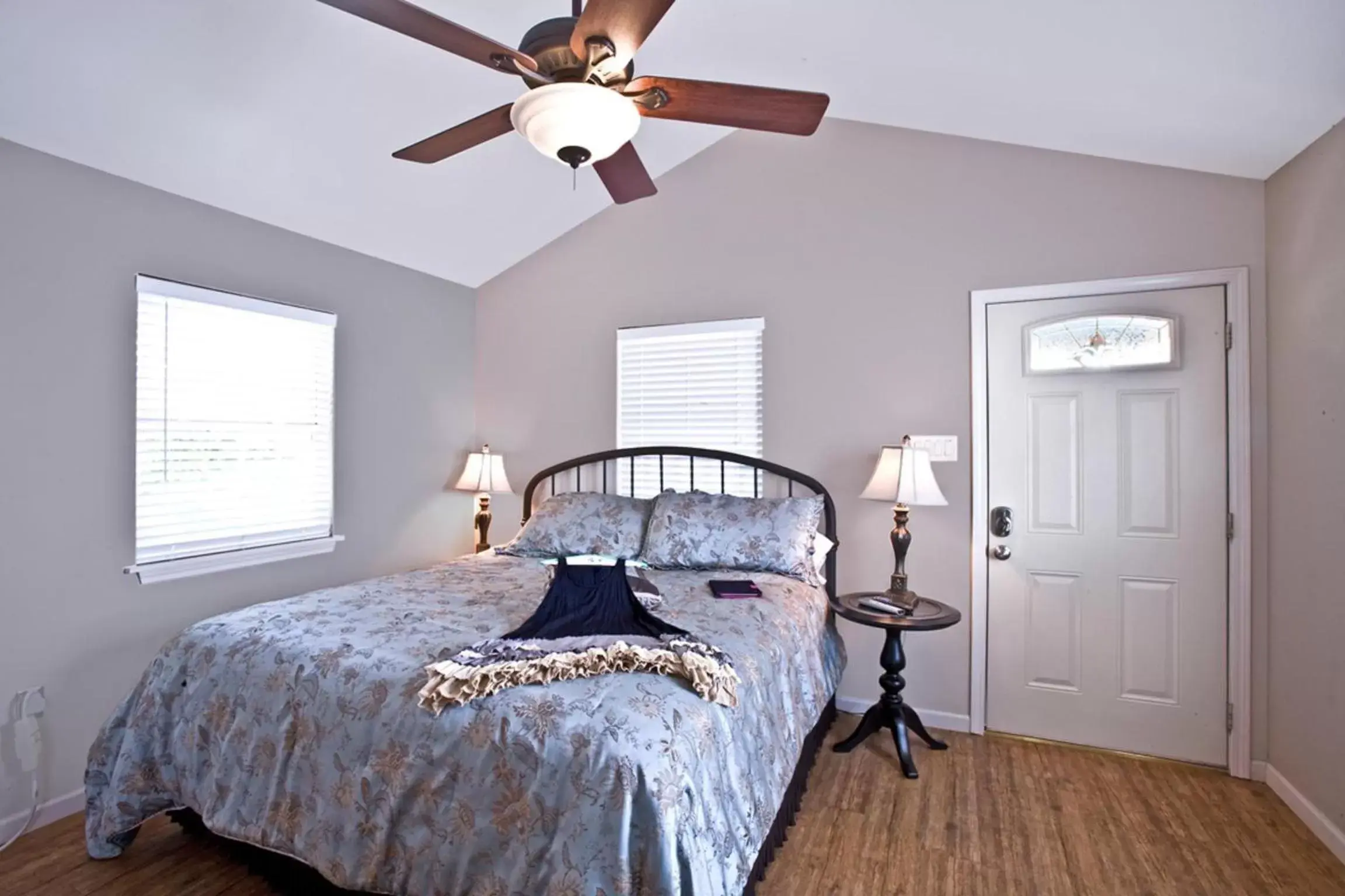 Bed in Blanco Riverside Cottages