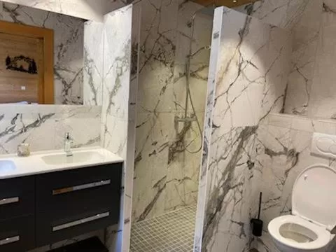 Bathroom in Bed and Breakfast Chalet Manava