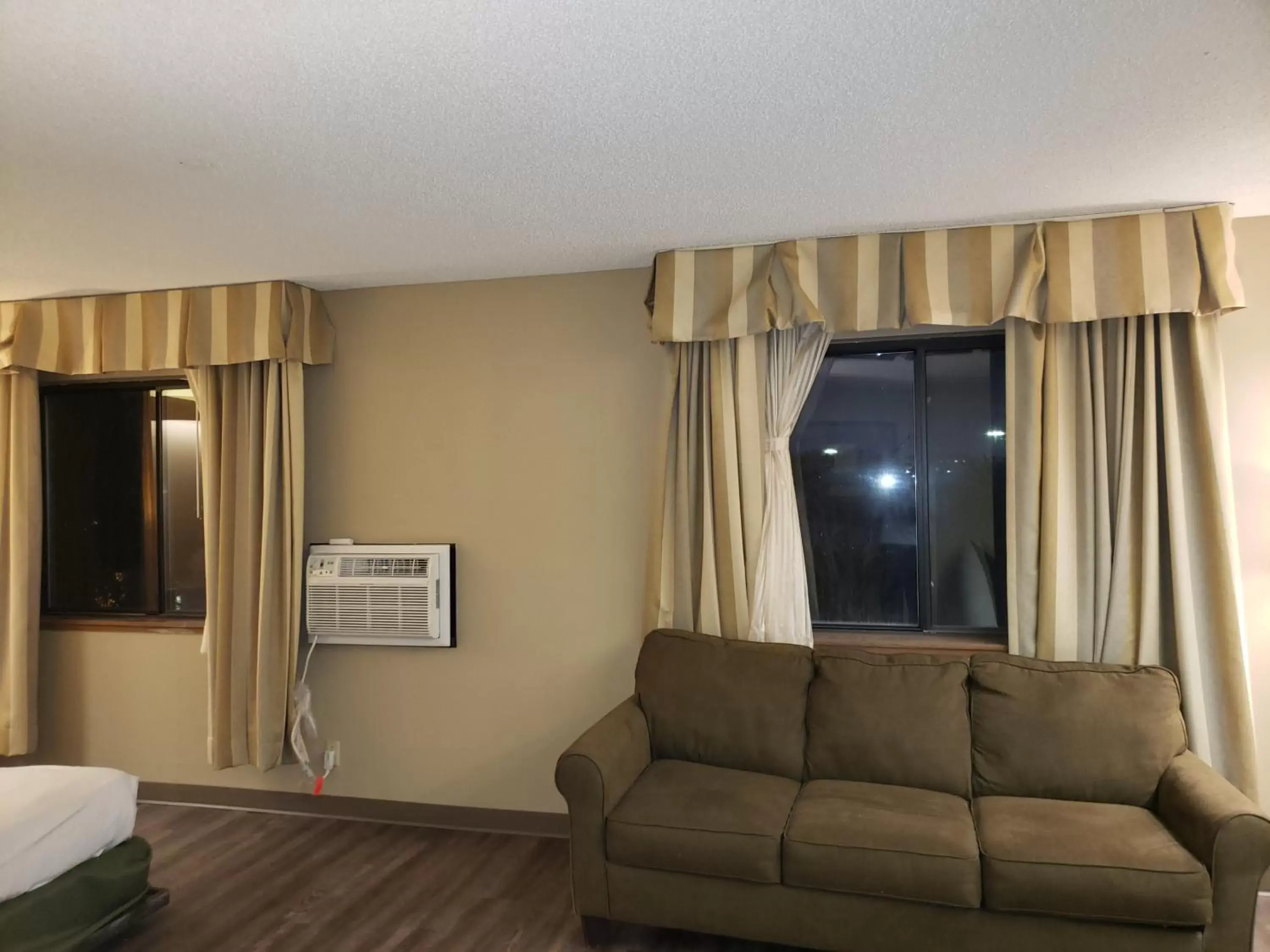 Living room, Seating Area in Super 8 by Wyndham Milwaukee Airport