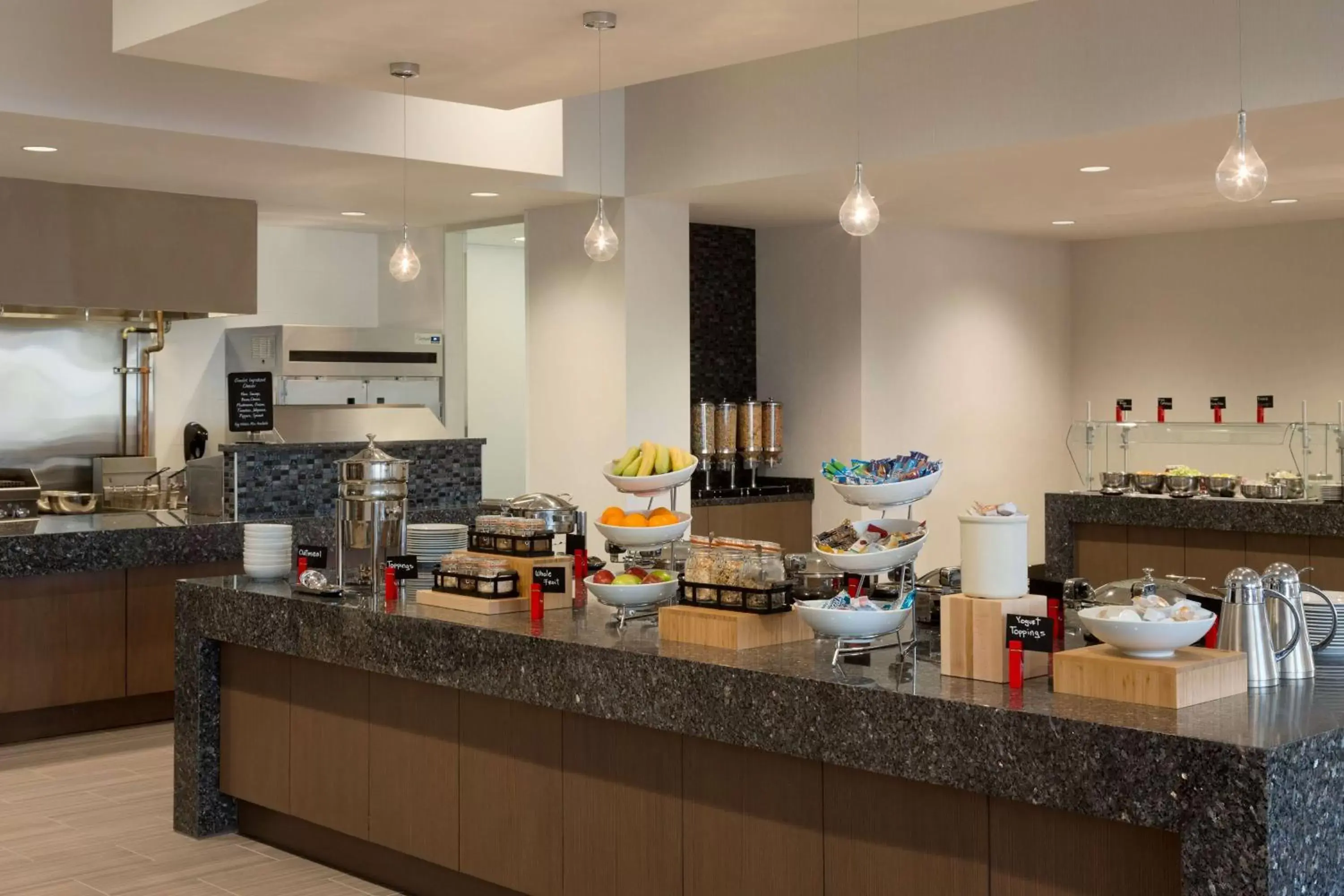 Dining area in Embassy Suites by Hilton The Woodlands