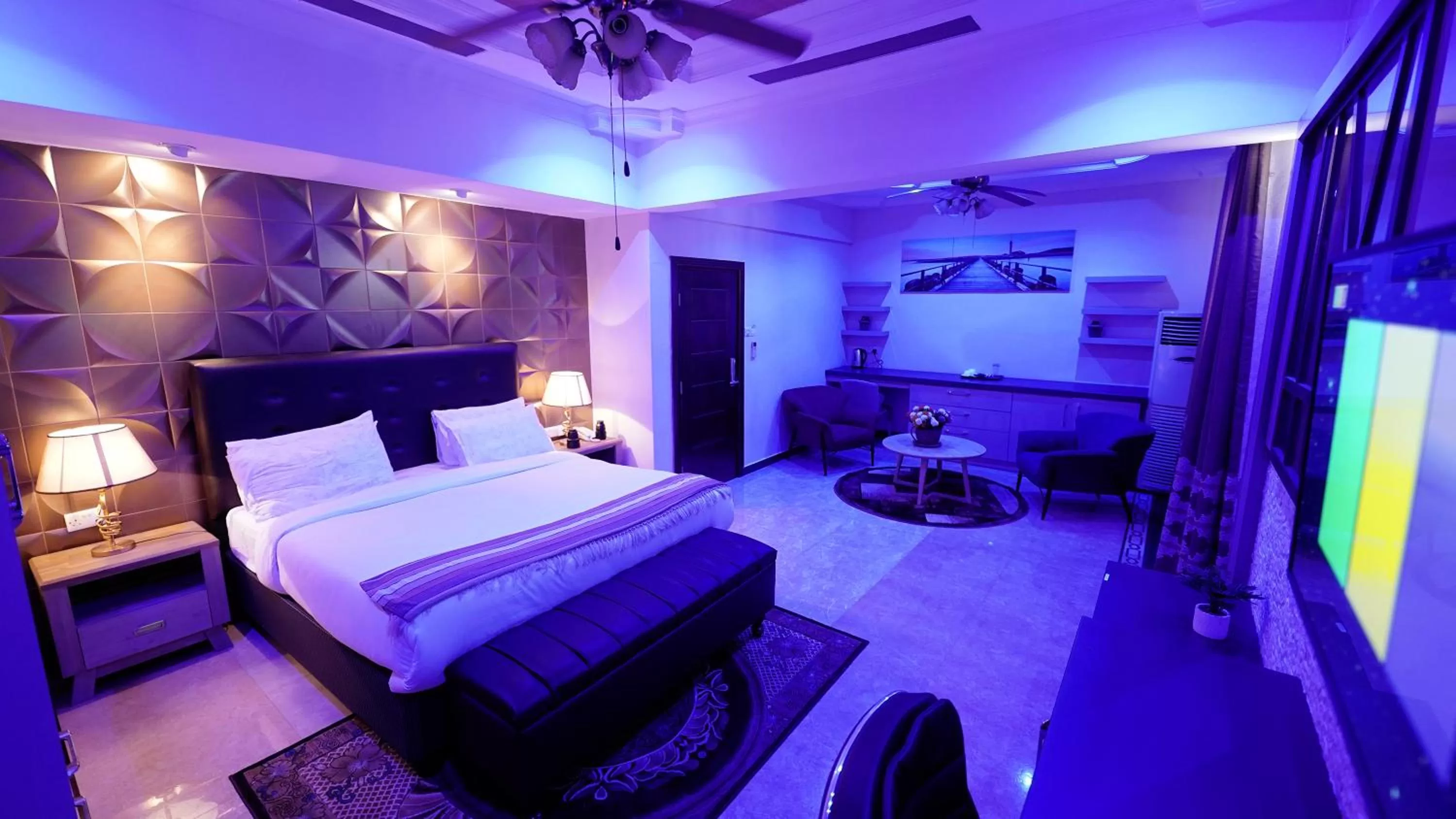 Photo of the whole room, Bed in Lantana Hotel