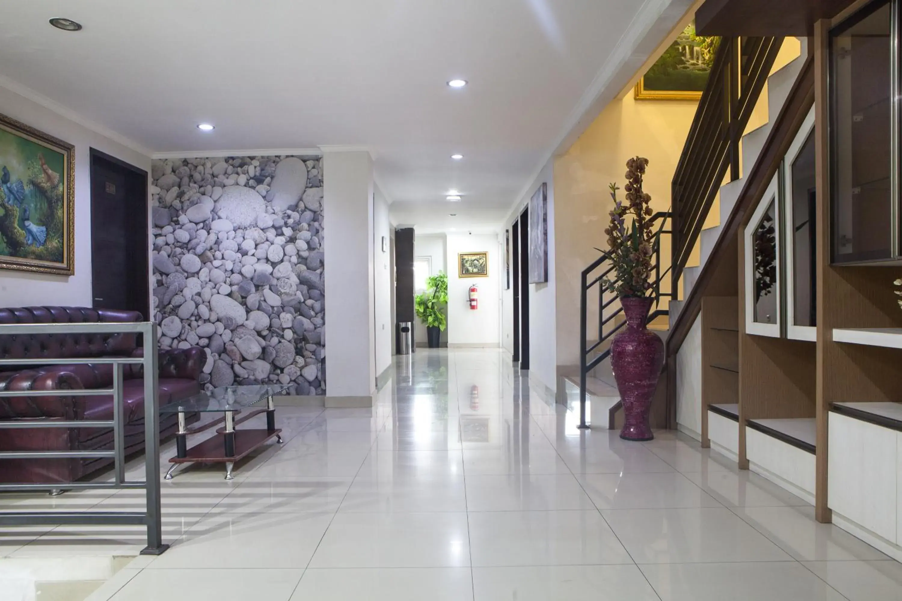 Lobby or reception in RedDoorz near Gedung Sate 2 Lobby or reception in RedDoorz near Gedung Sate 2