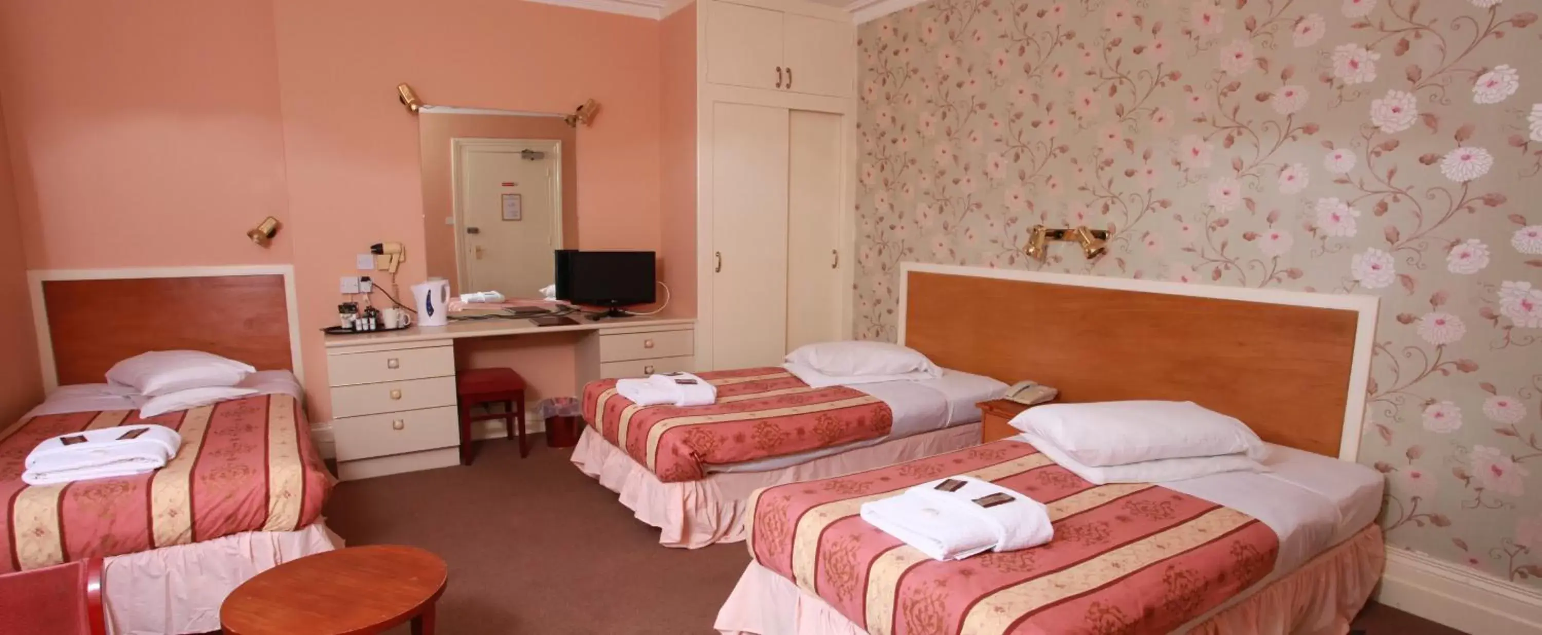 Photo of the whole room, Bed in Russell Hotel