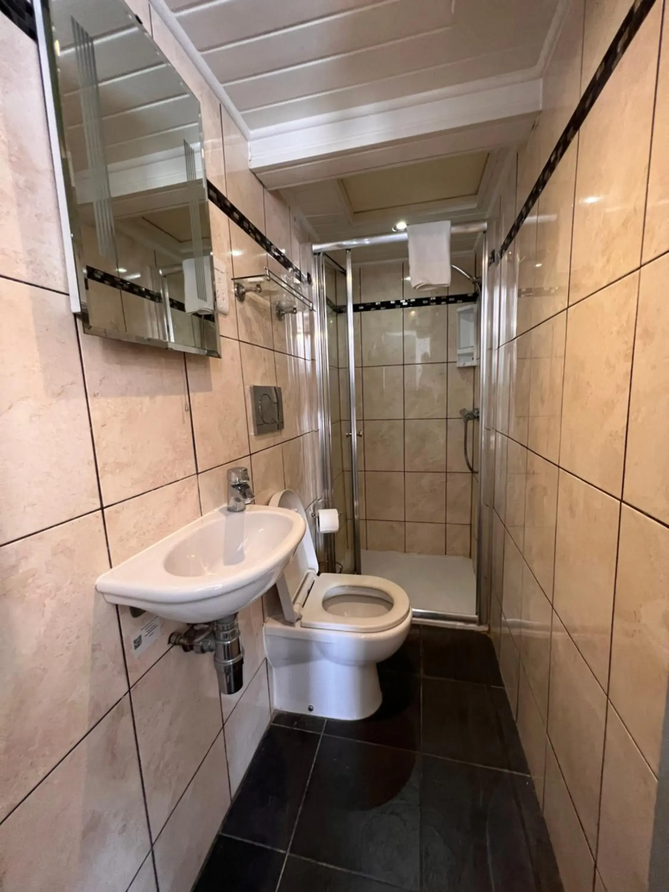 Shower, Bathroom in Apollo Hotel Kings Cross