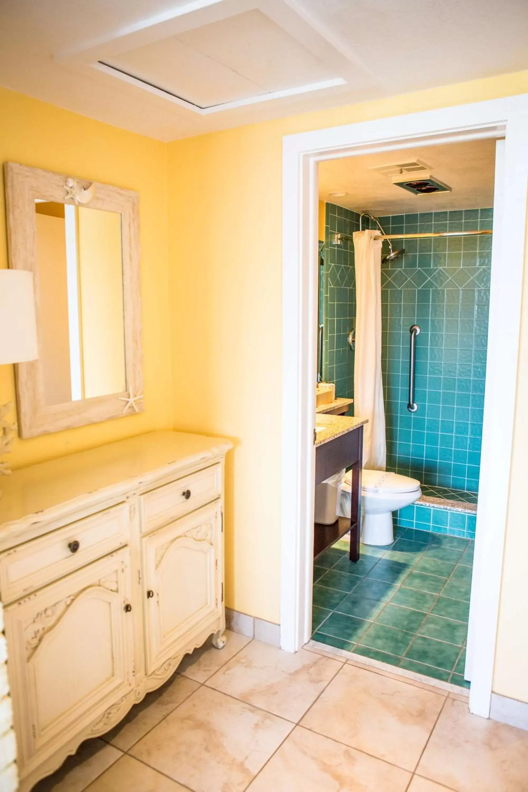Photo of the whole room, Bathroom in Best Western Plus Yacht Harbor Inn
