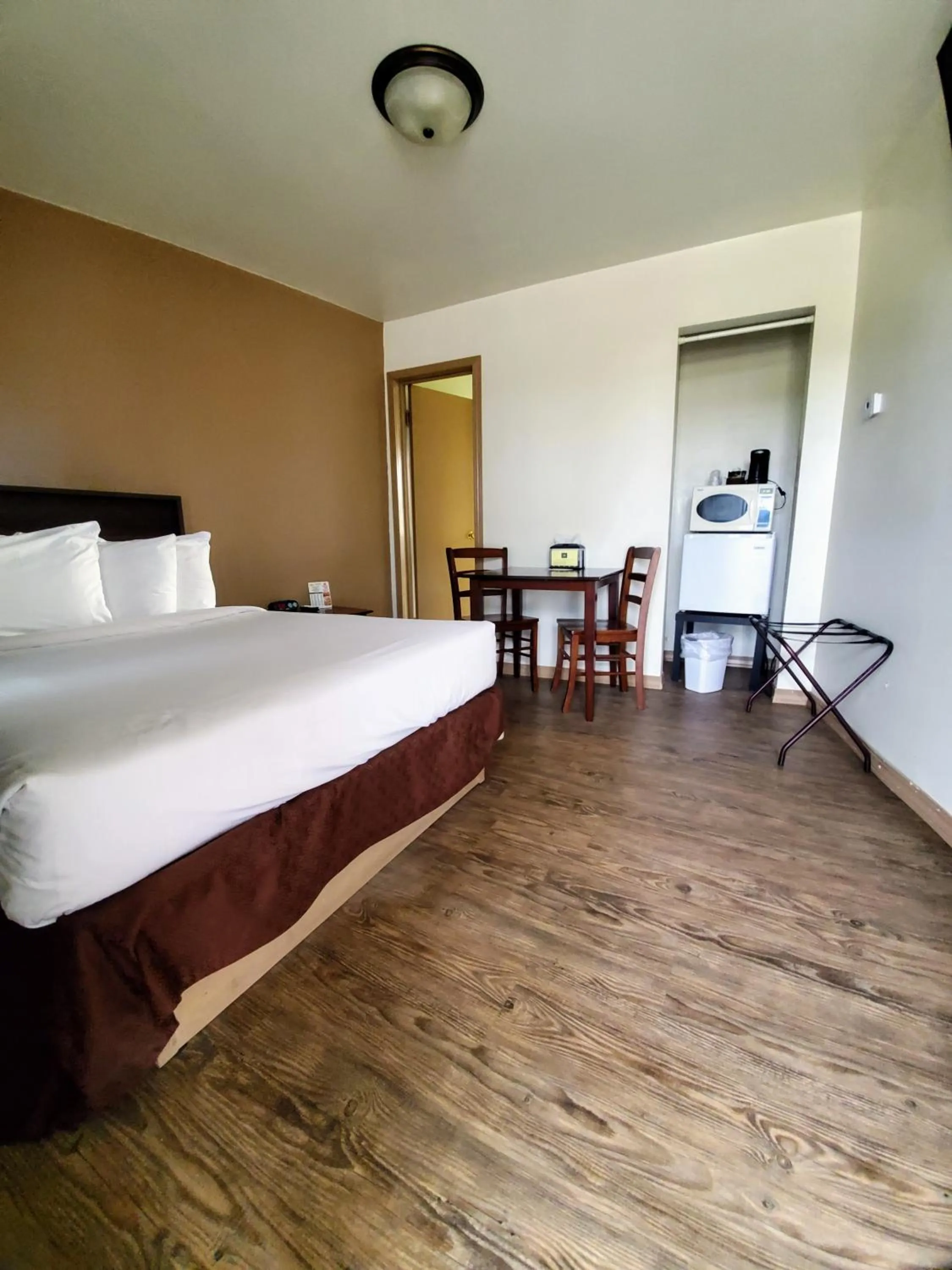 Photo of the whole room in Sunset Lodge Escanaba