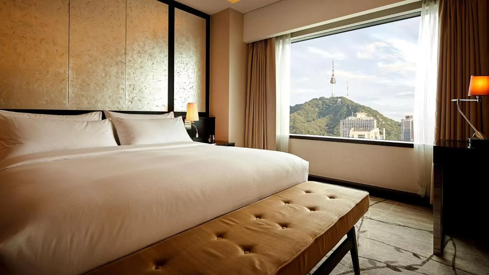 Bed in Lotte Hotel Seoul