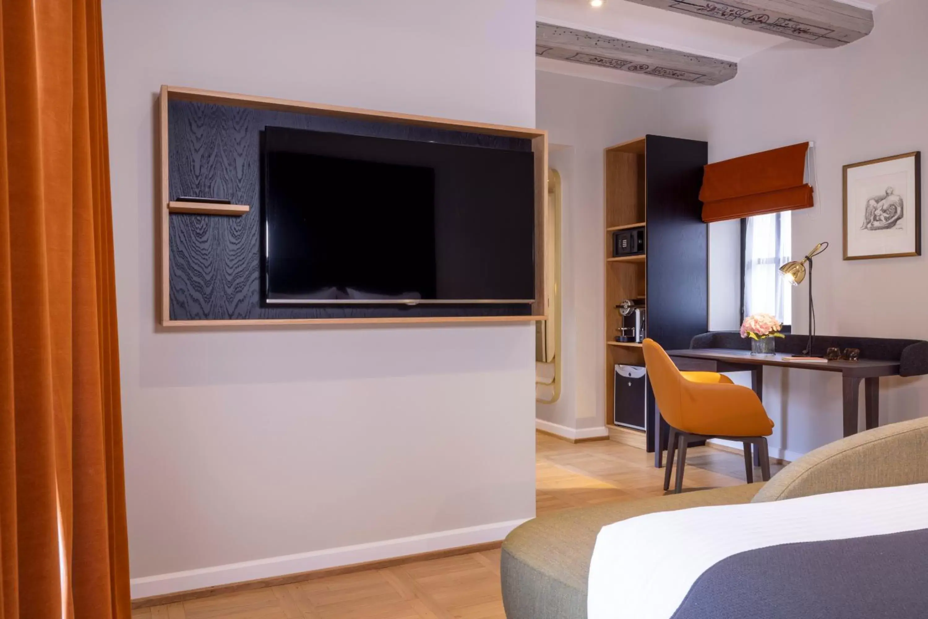 TV and multimedia, TV/Entertainment Center in Hotel Le Colombier