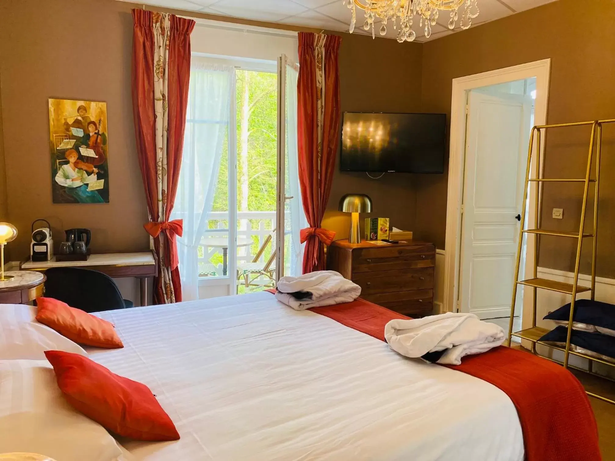 Bedroom, Bed in BRIT HOTEL & SPA Le Roc au Chien