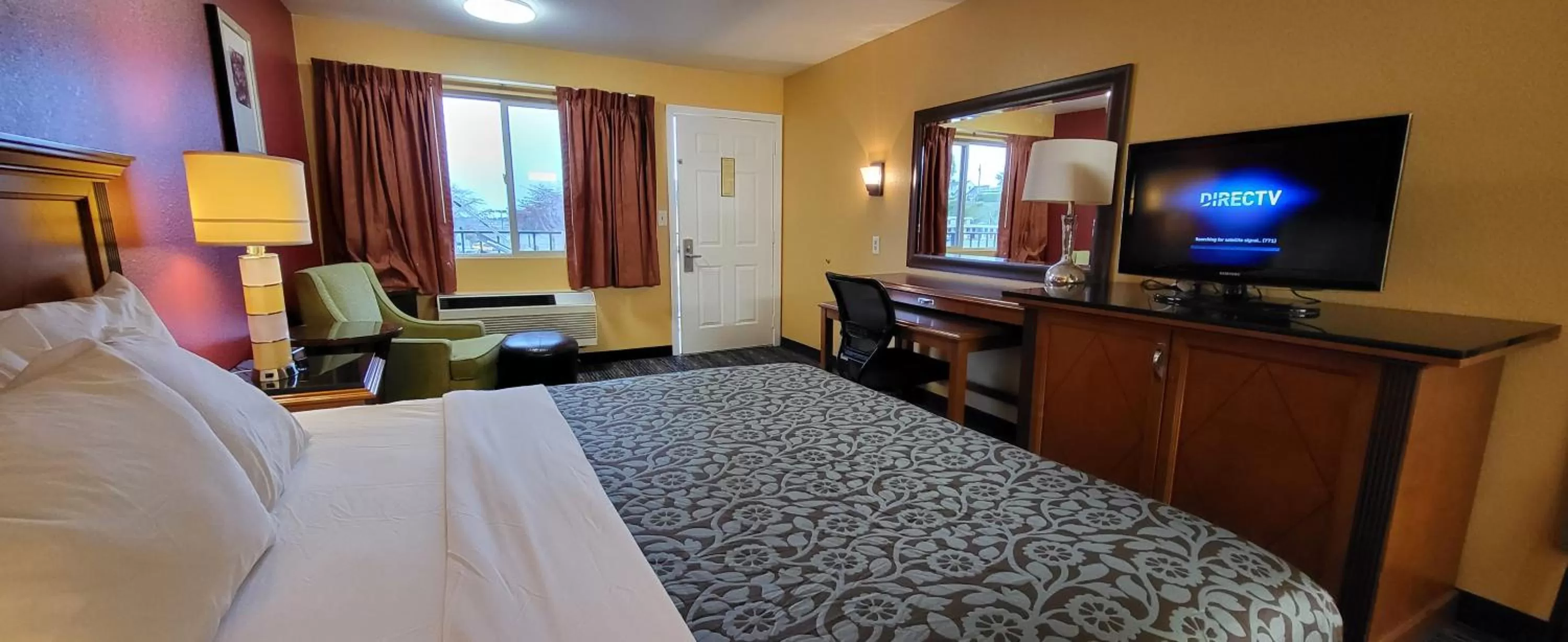 TV and multimedia, Bed in Olympic Inn & Suites Port Angeles
