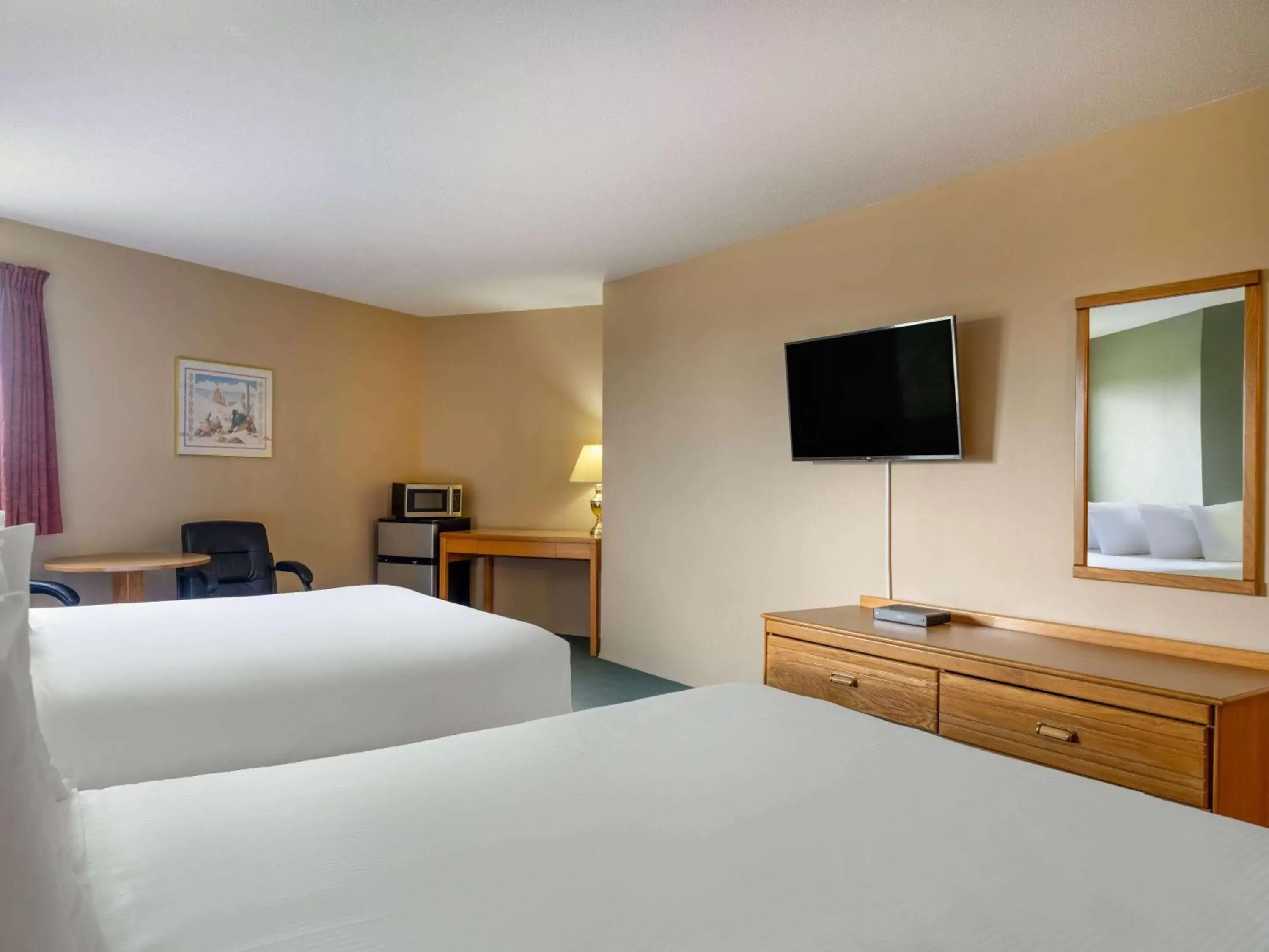 Photo of the whole room, Bed in Travelodge by Wyndham Lacombe