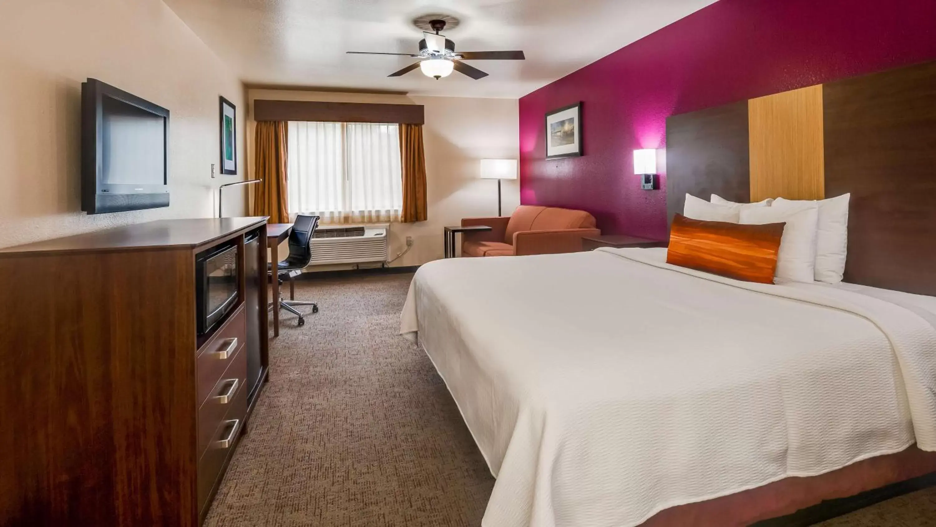Photo of the whole room, Bed in Best Western Pineywoods Inn