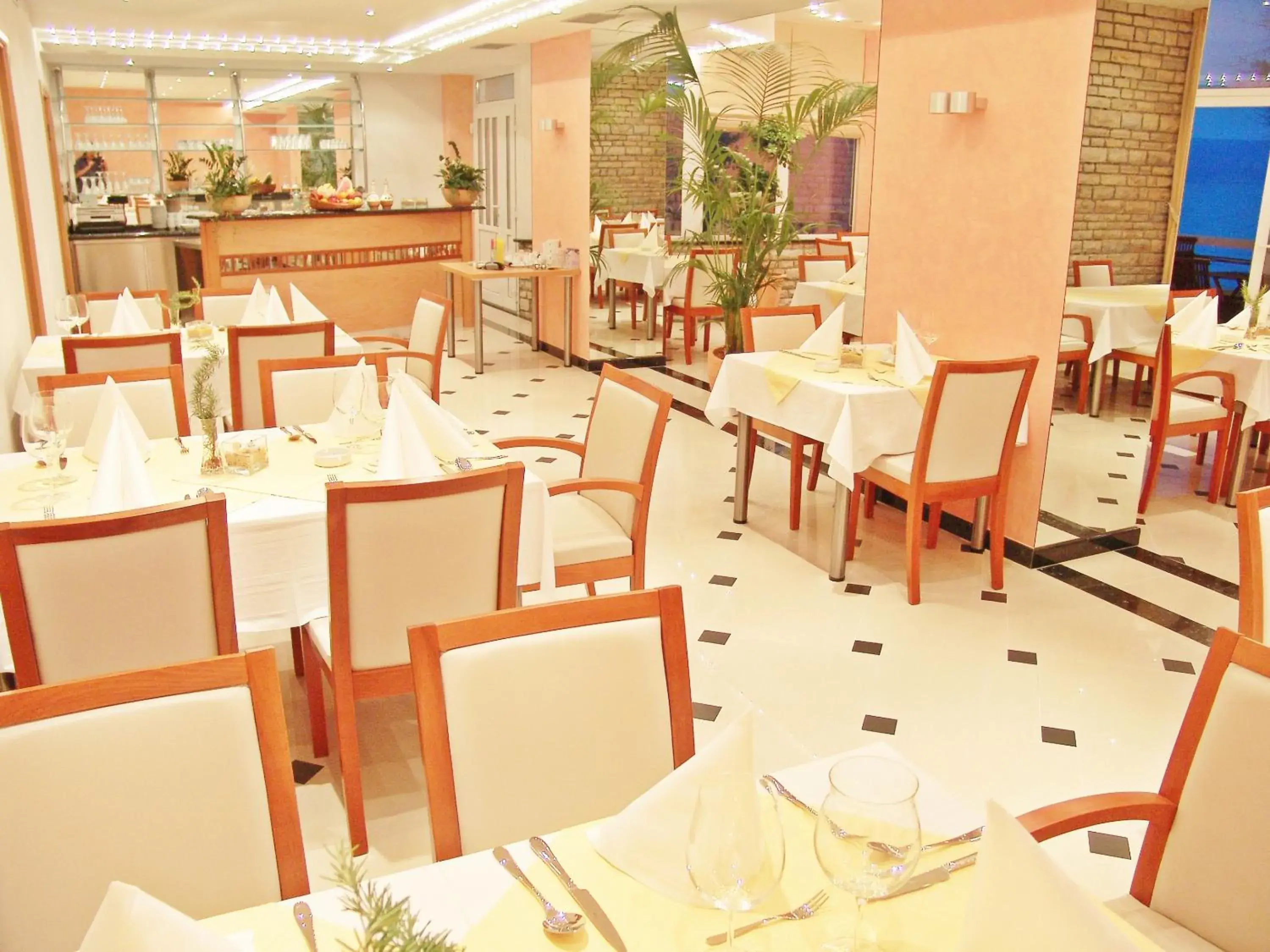 Restaurant/Places to Eat in Hotel Sunce