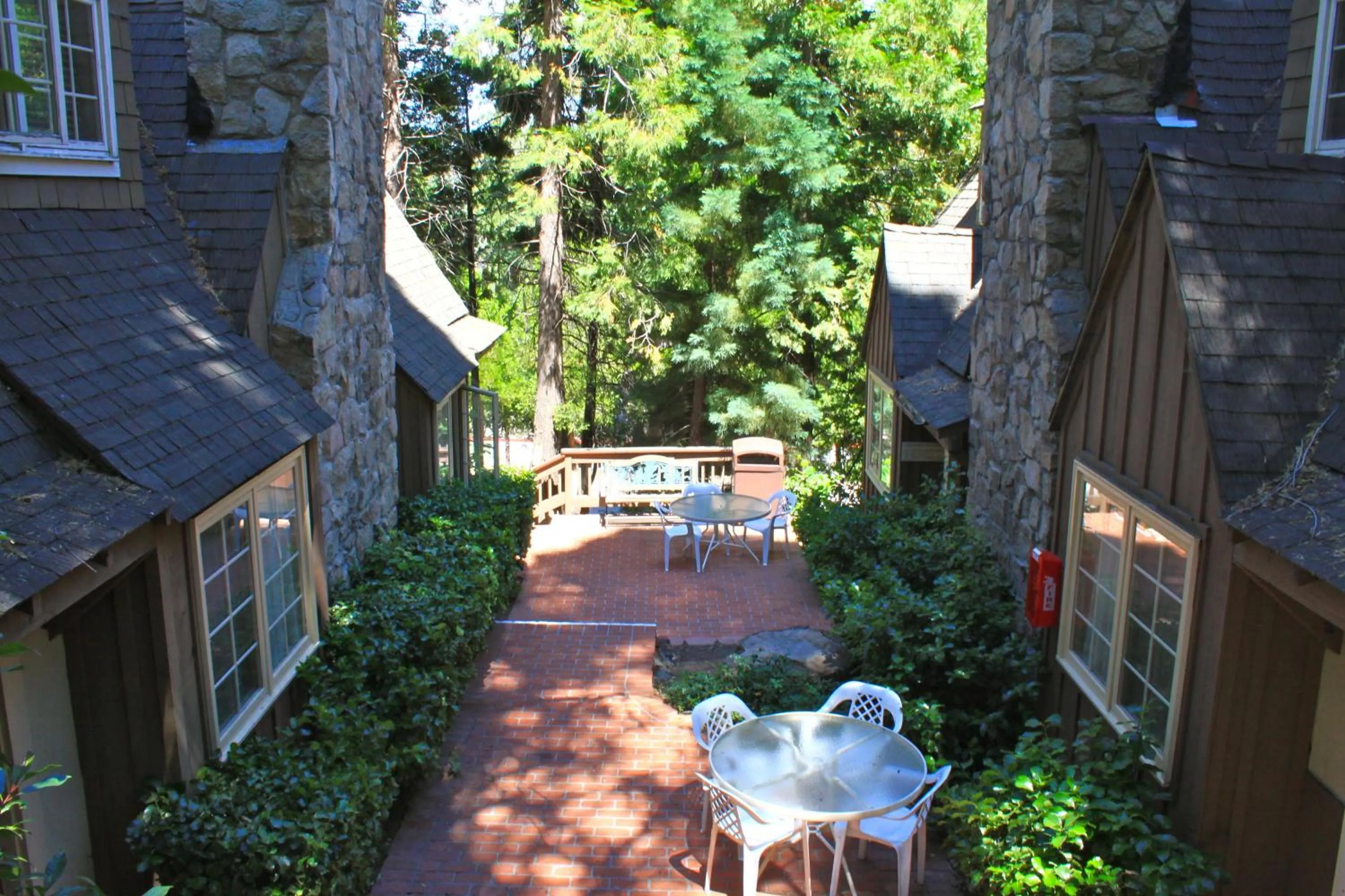 Facade/entrance in Saddleback Inn at Lake Arrowhead