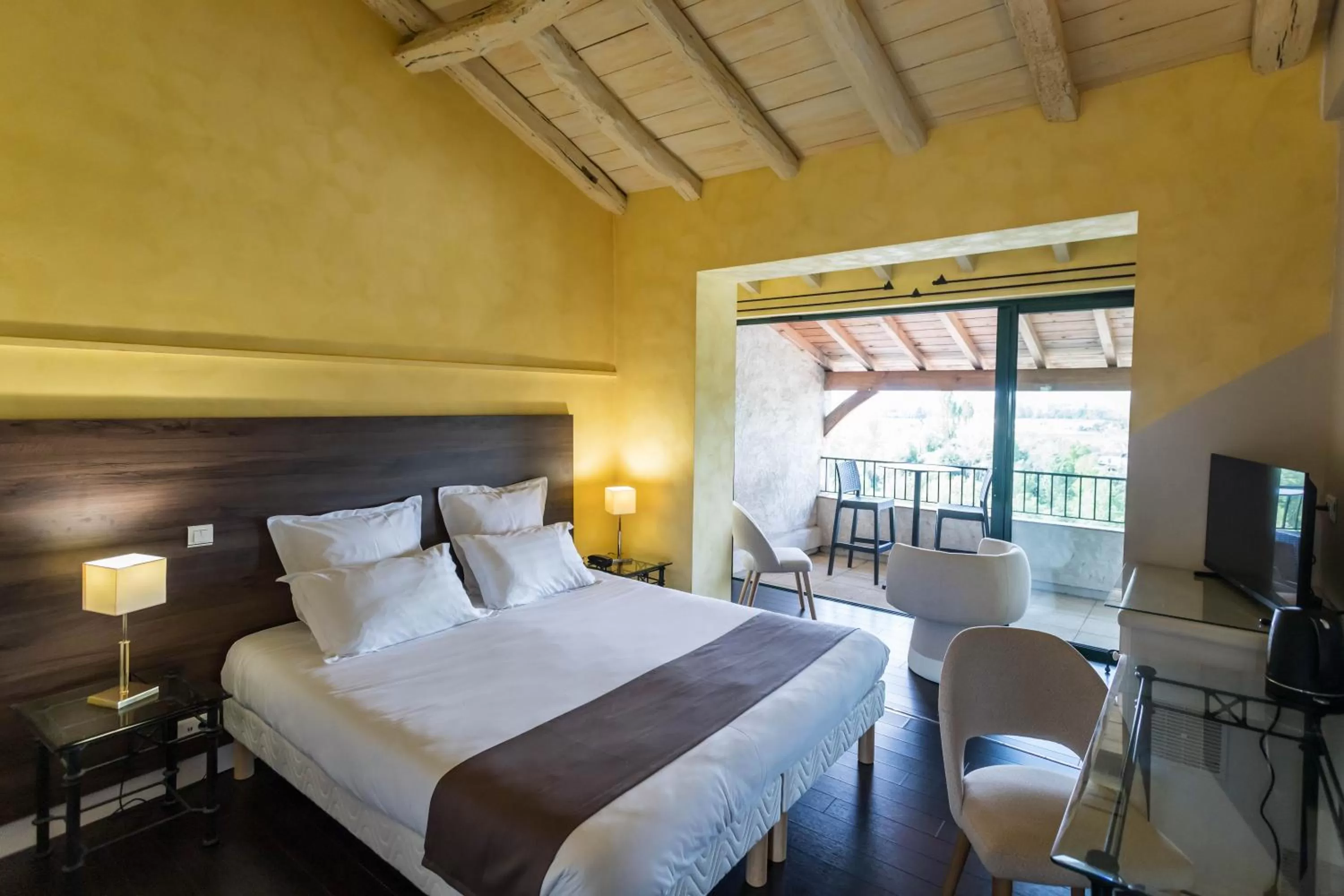 Bed in CÔTE GARONNE le BALCON DES DAMES -hôtel et restaurant- Tonneins Fauillet Marmande - vue panoramique bord de Garonne chambres climatisées