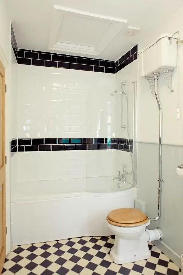 Shower, Bathroom in Kings Arms Hotel