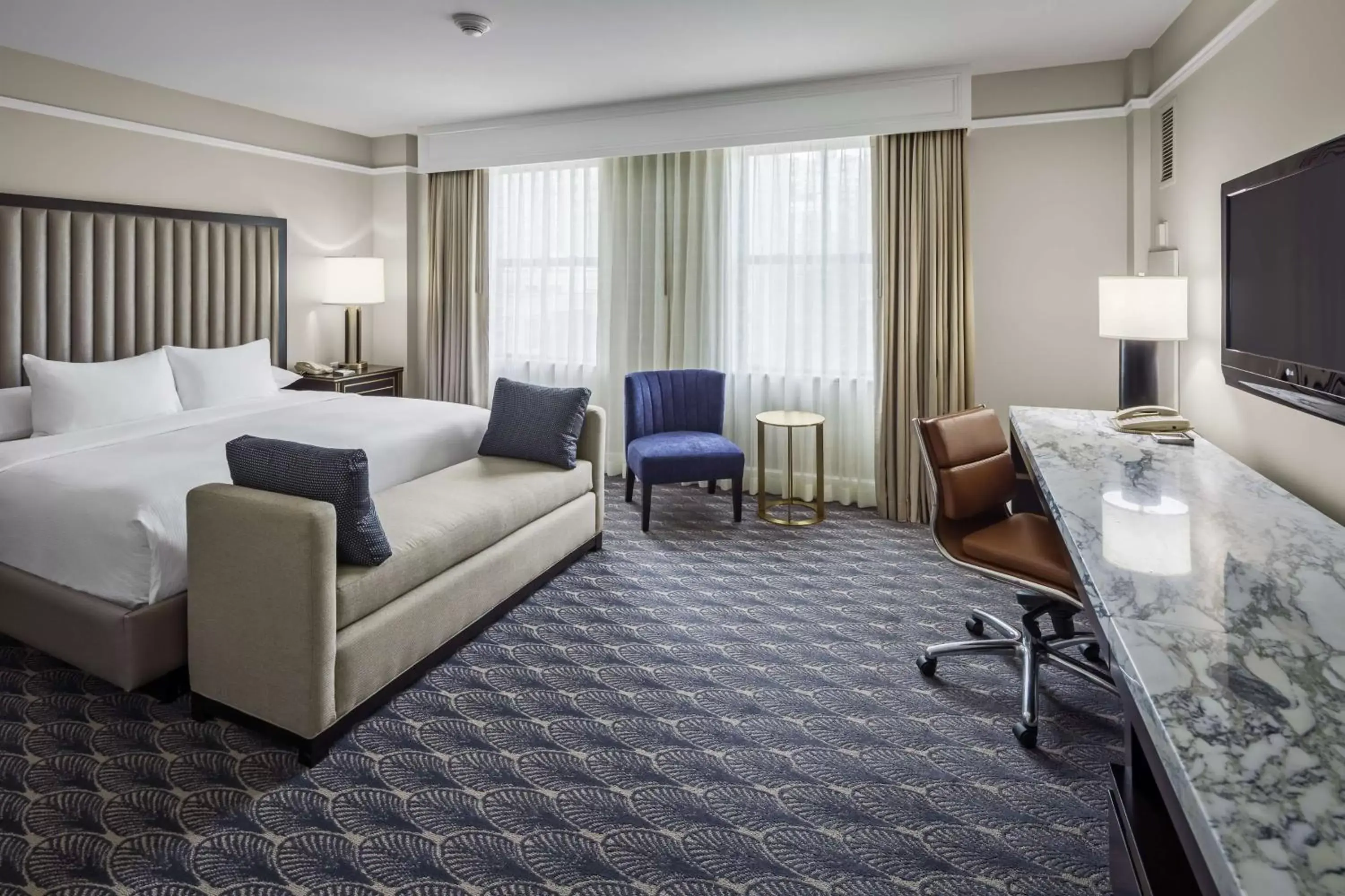 Bed, Seating Area in Hilton President Kansas City