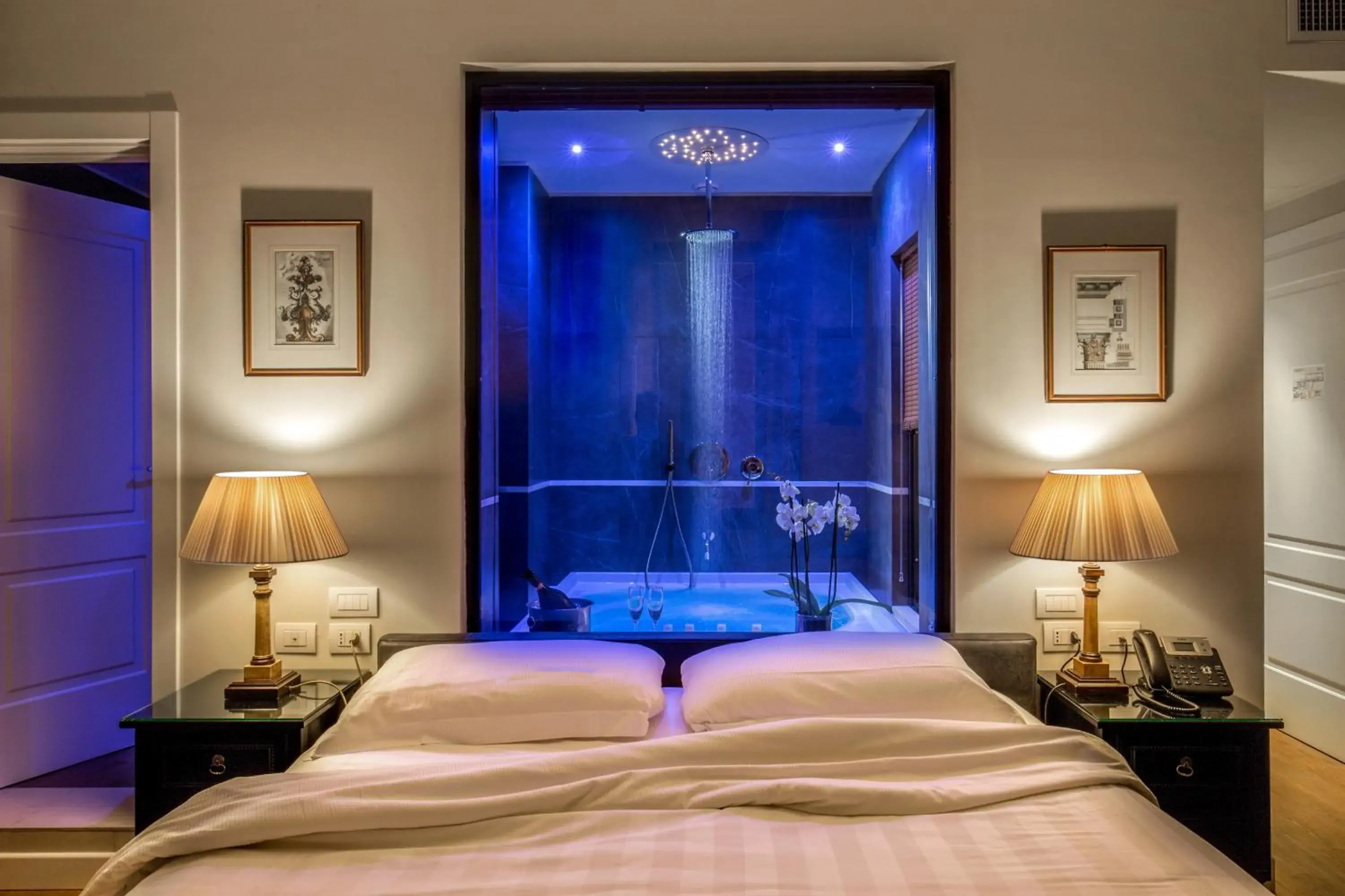Shower, Bed in Monte Cenci Hotel