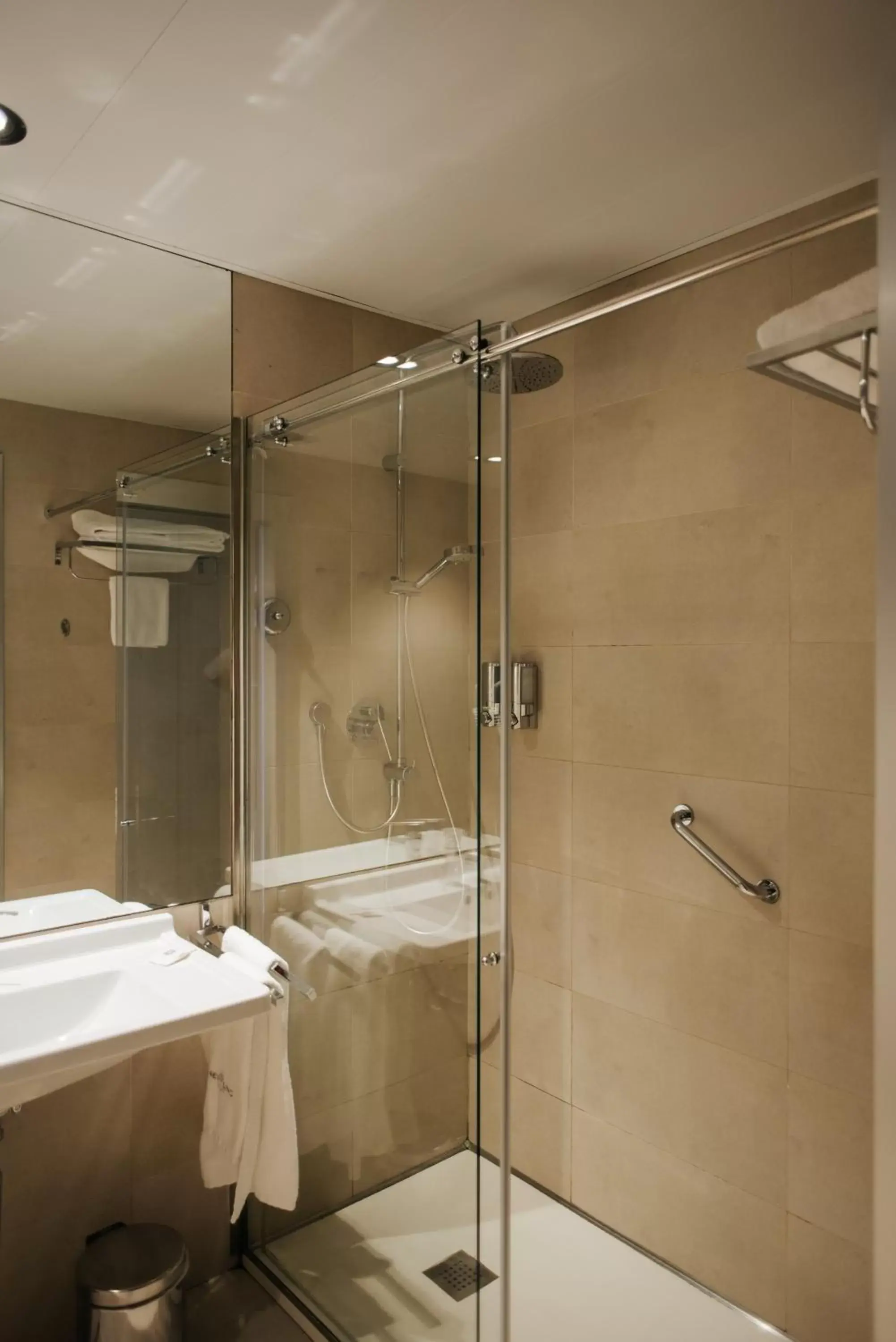 Shower, Bathroom in Hotel Neptuno