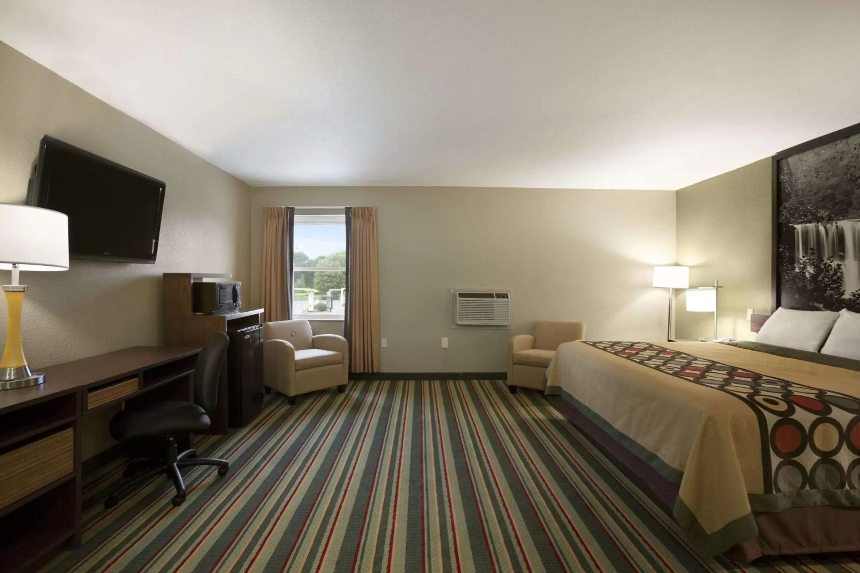 Photo of the whole room, Bed in Super 8 by Wyndham Tuscola