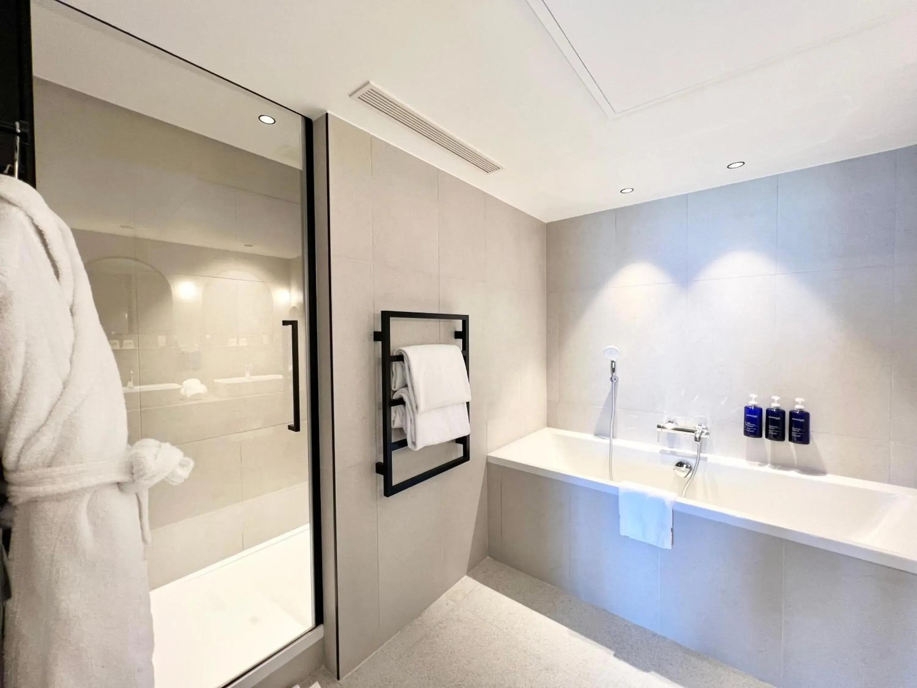 Shower, Bathroom in Emeria Dinard Hotel Thalasso & Spa