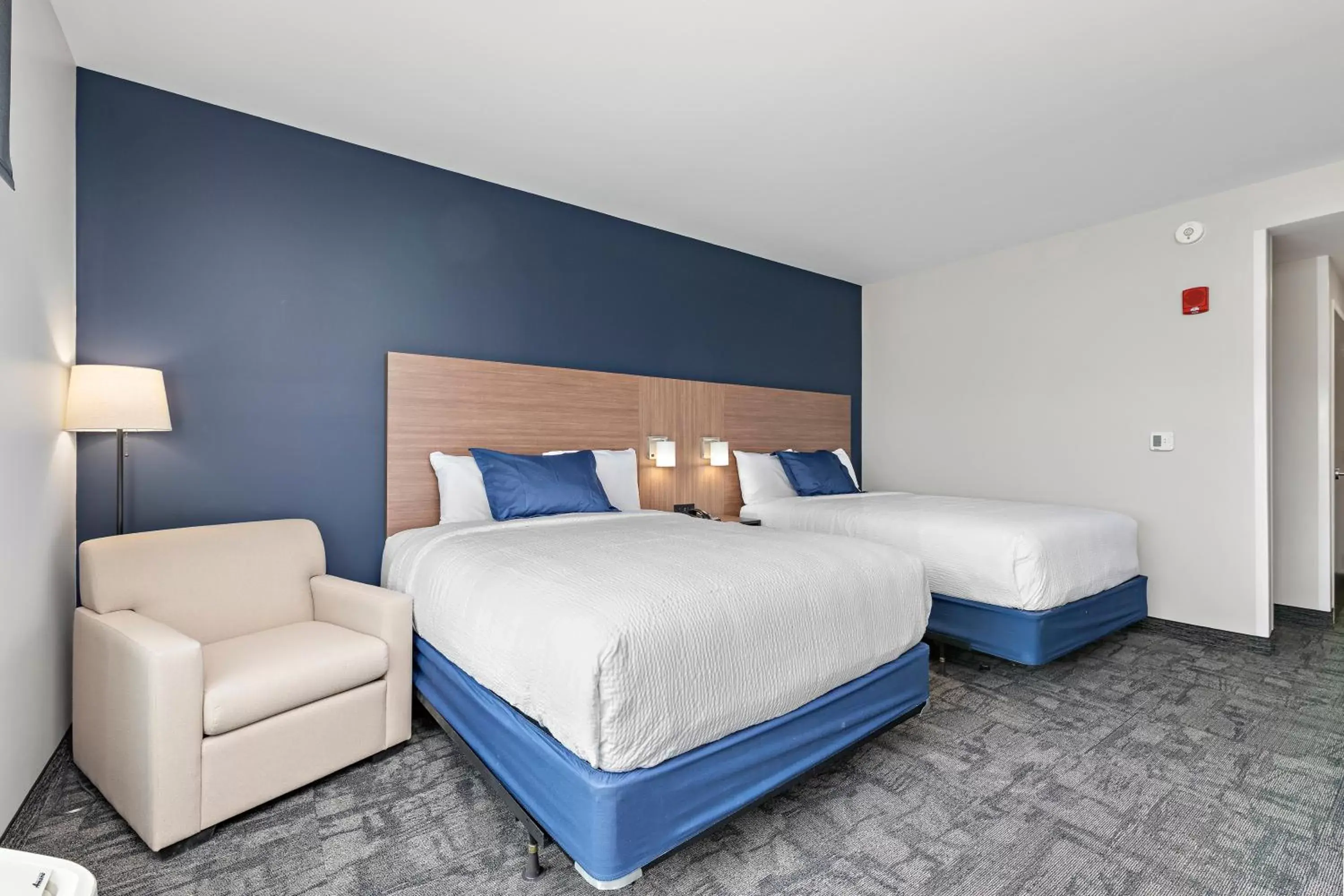 Bed in Holiday Inn Express Kansas City North Parkville, an IHG Hotel