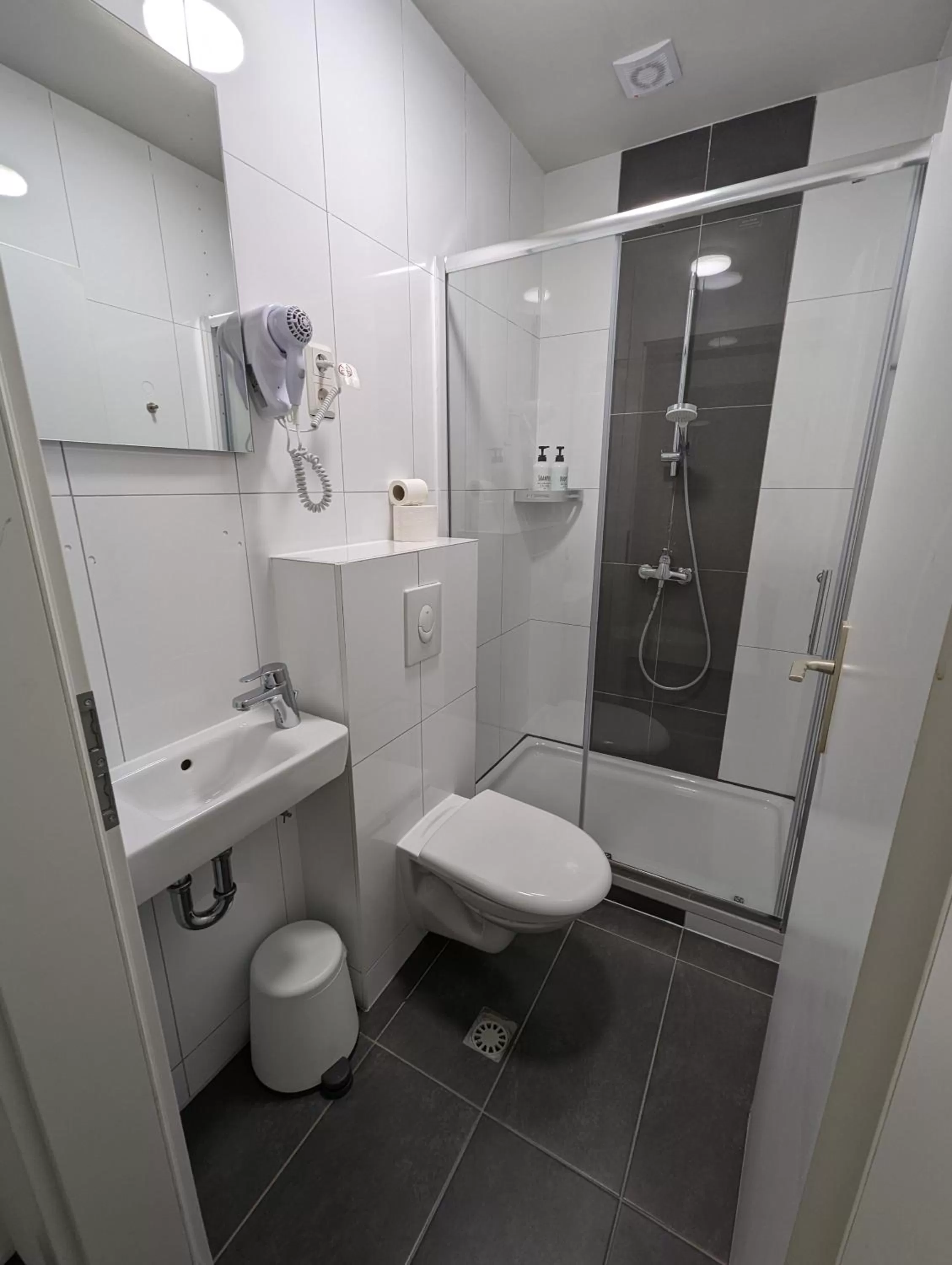 Shower in Hotel Tempelhof - City-Messe-Arena