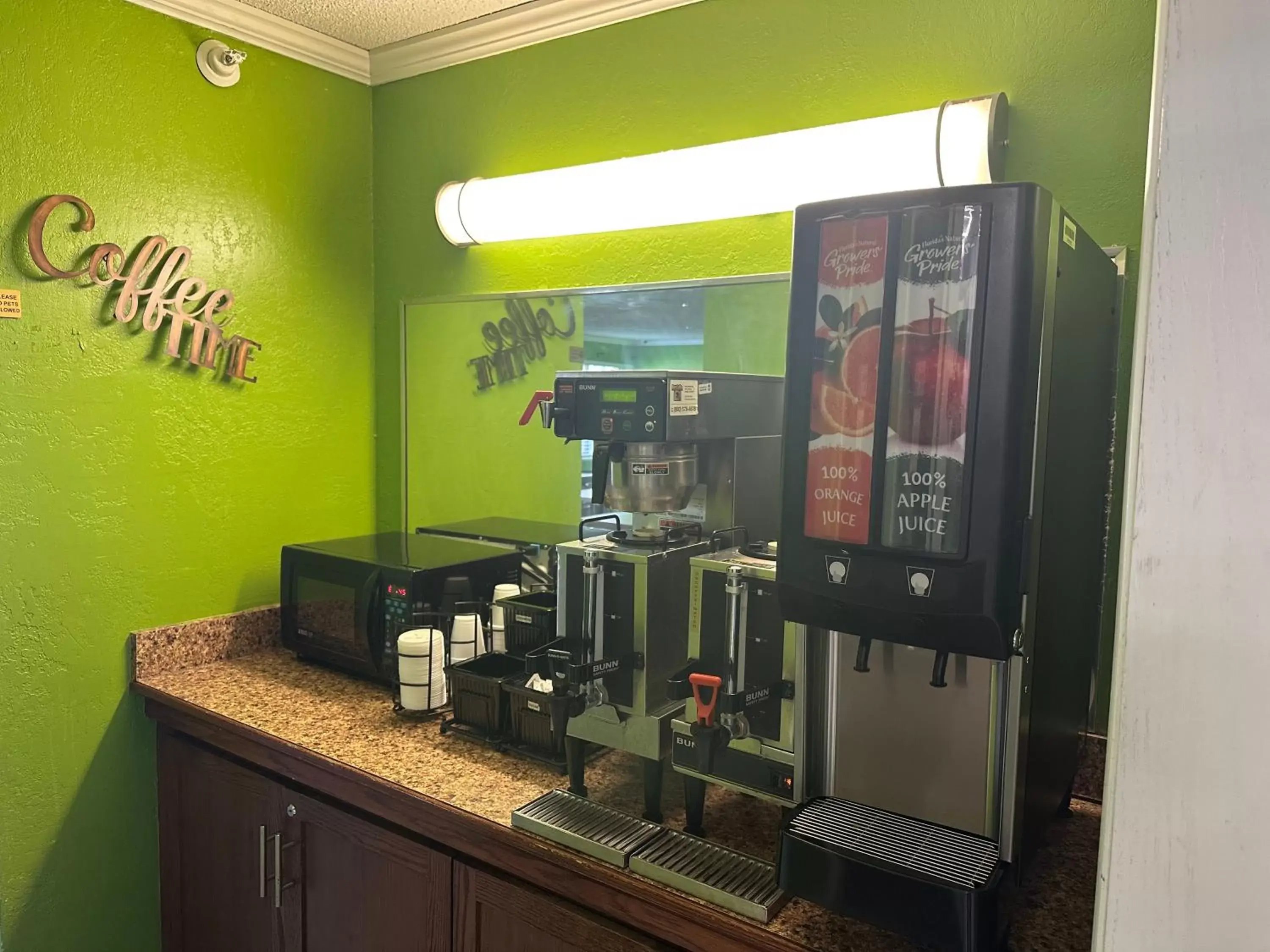 Coffee/tea facilities, Restaurant/Places to Eat in La Quinta Inn by Wyndham Omaha Southwest