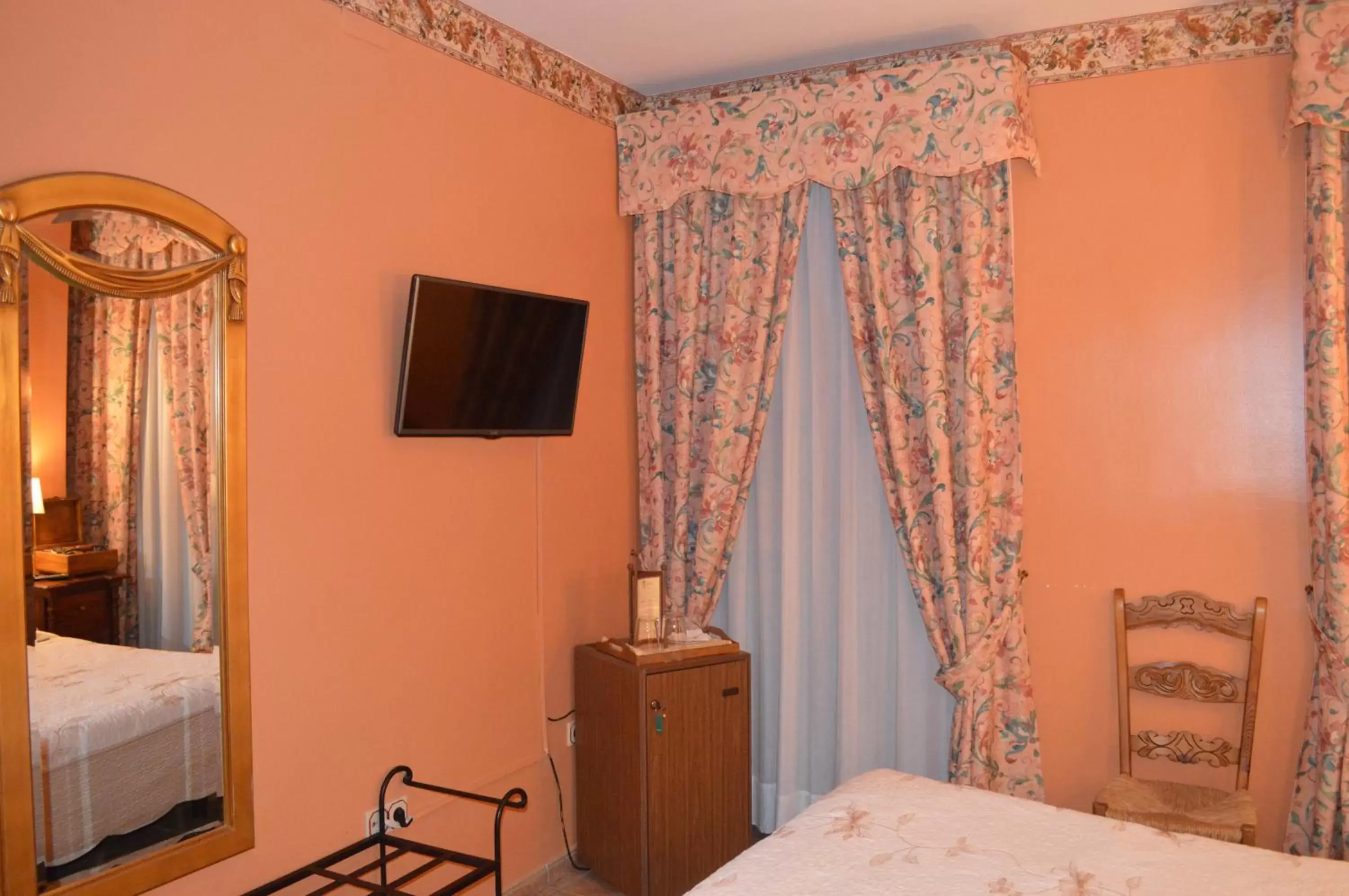 Bedroom, TV/Entertainment Center in Hotel Don Javier