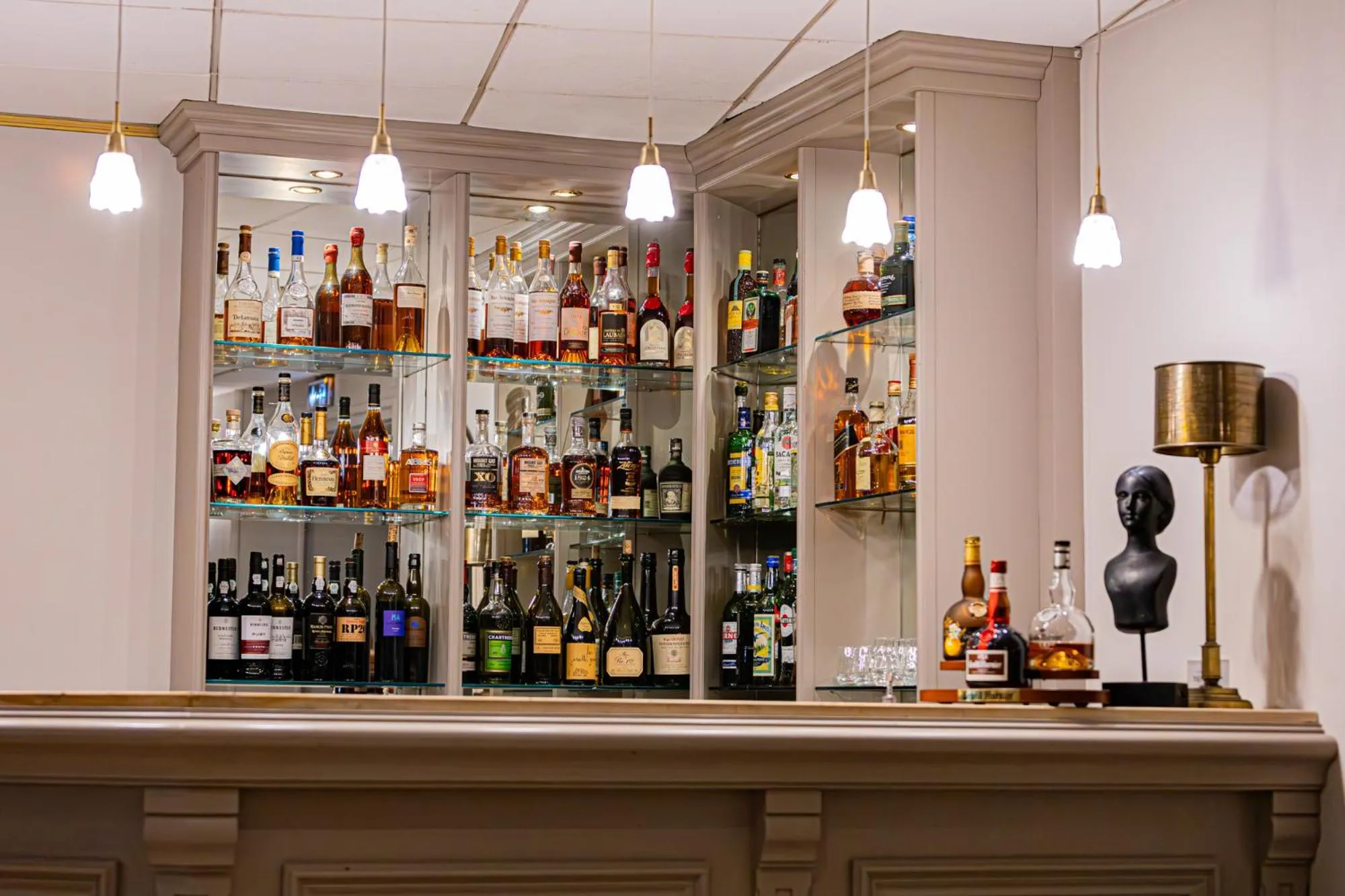 Lounge or bar in Logis Hostellerie des Clos et restaurant Bistrot des grands crus et Maison de la tour Chablis