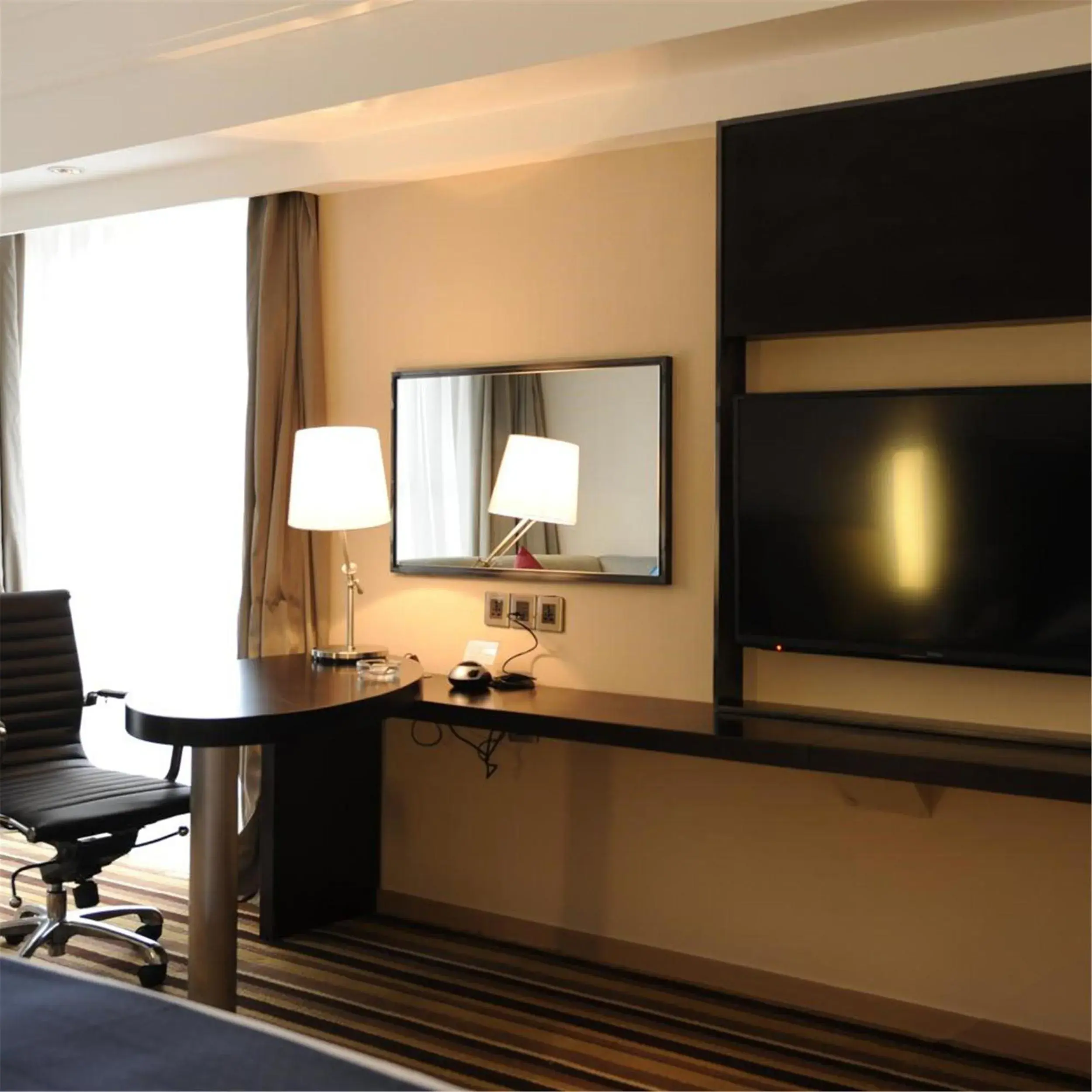 Photo of the whole room, TV/Entertainment Center in Holiday Inn Express Shenyang Golden Corridor, an IHG Hotel