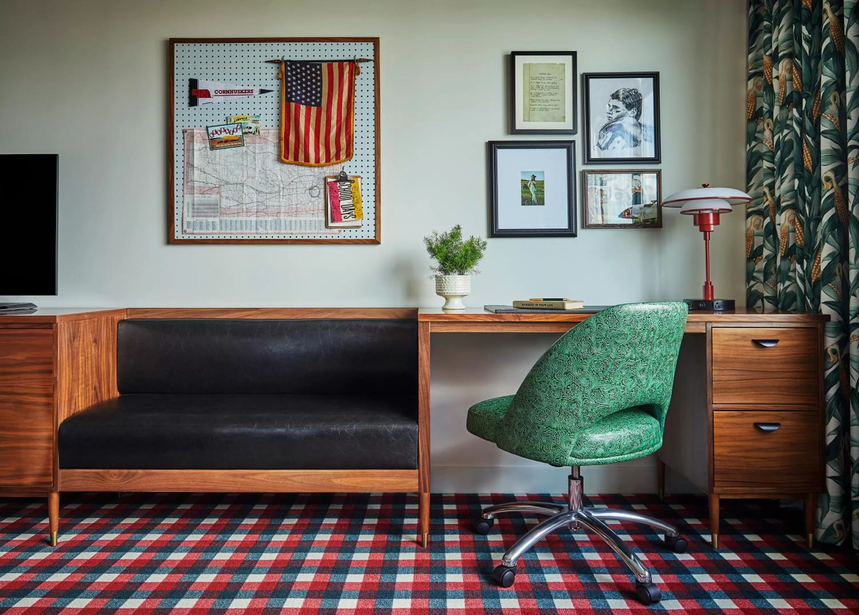 Seating area in Graduate by Hilton Lincoln