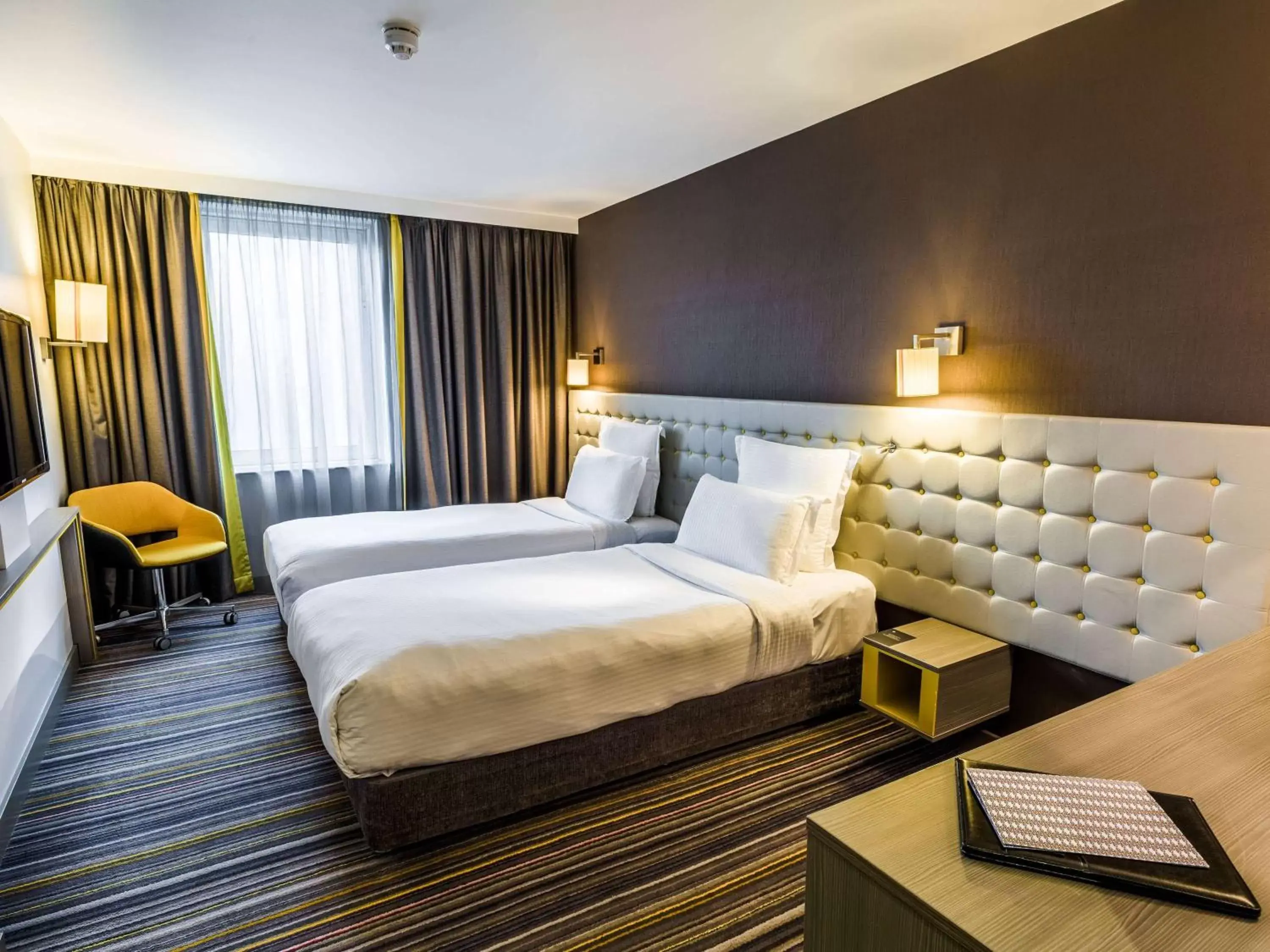 Photo of the whole room, Bed in Pullman London St Pancras