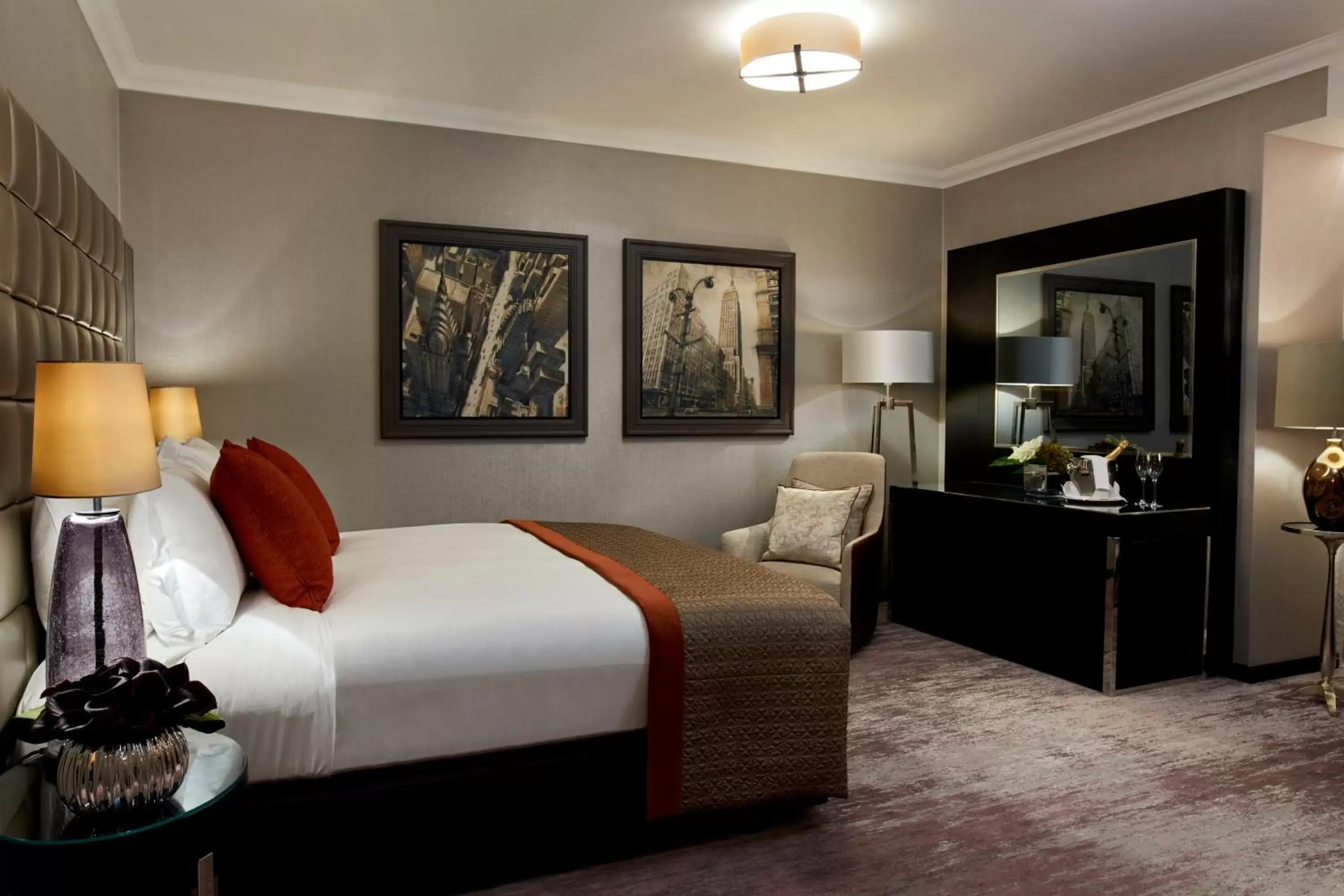 Photo of the whole room, Bed in Hyatt Regency London Albert Embankment