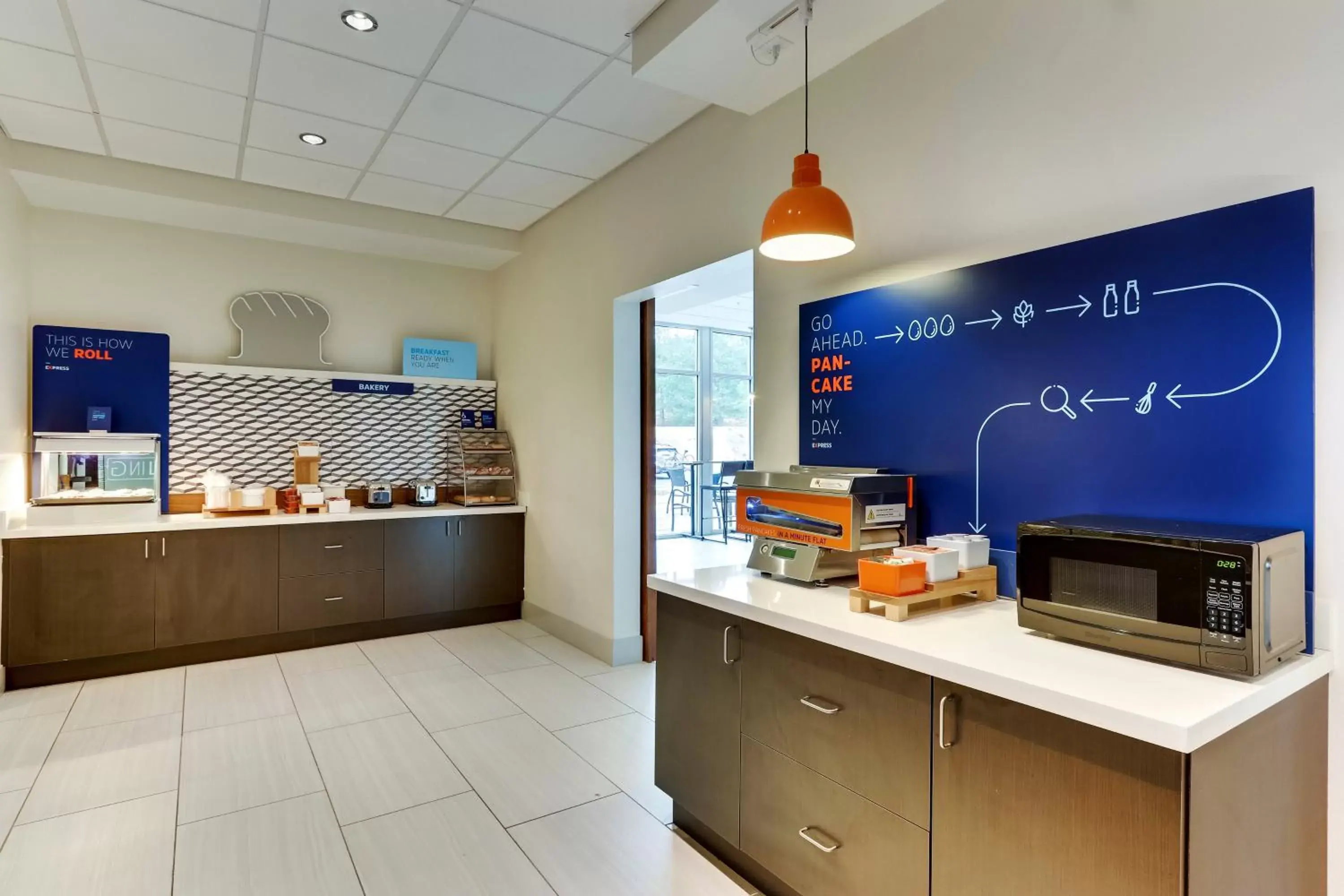 Breakfast, Kitchen/Kitchenette in Holiday Inn Express & Suites - Dawsonville, an IHG Hotel