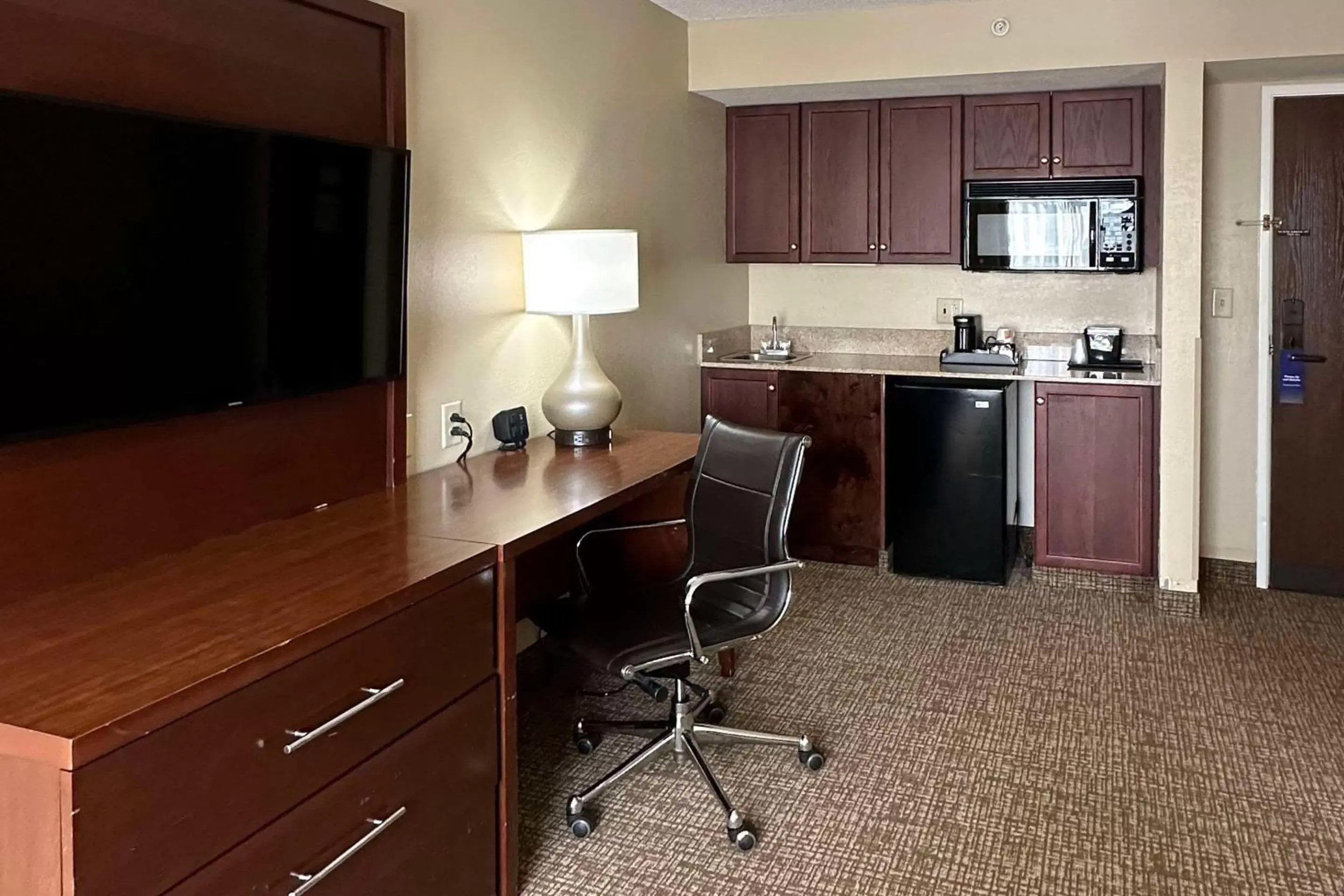 Bedroom, Kitchen/Kitchenette in Comfort Suites Airport Charlotte