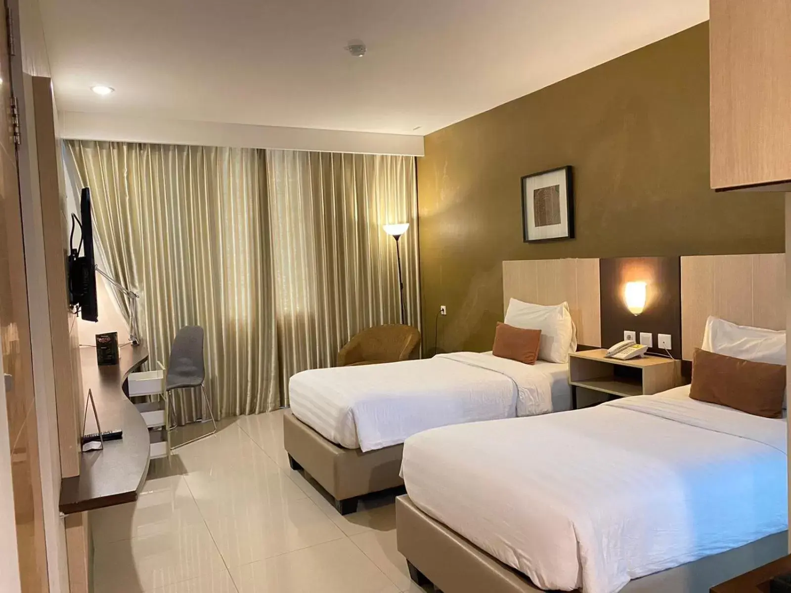 Bed in de Laxston Hotel Jogja by AZANA