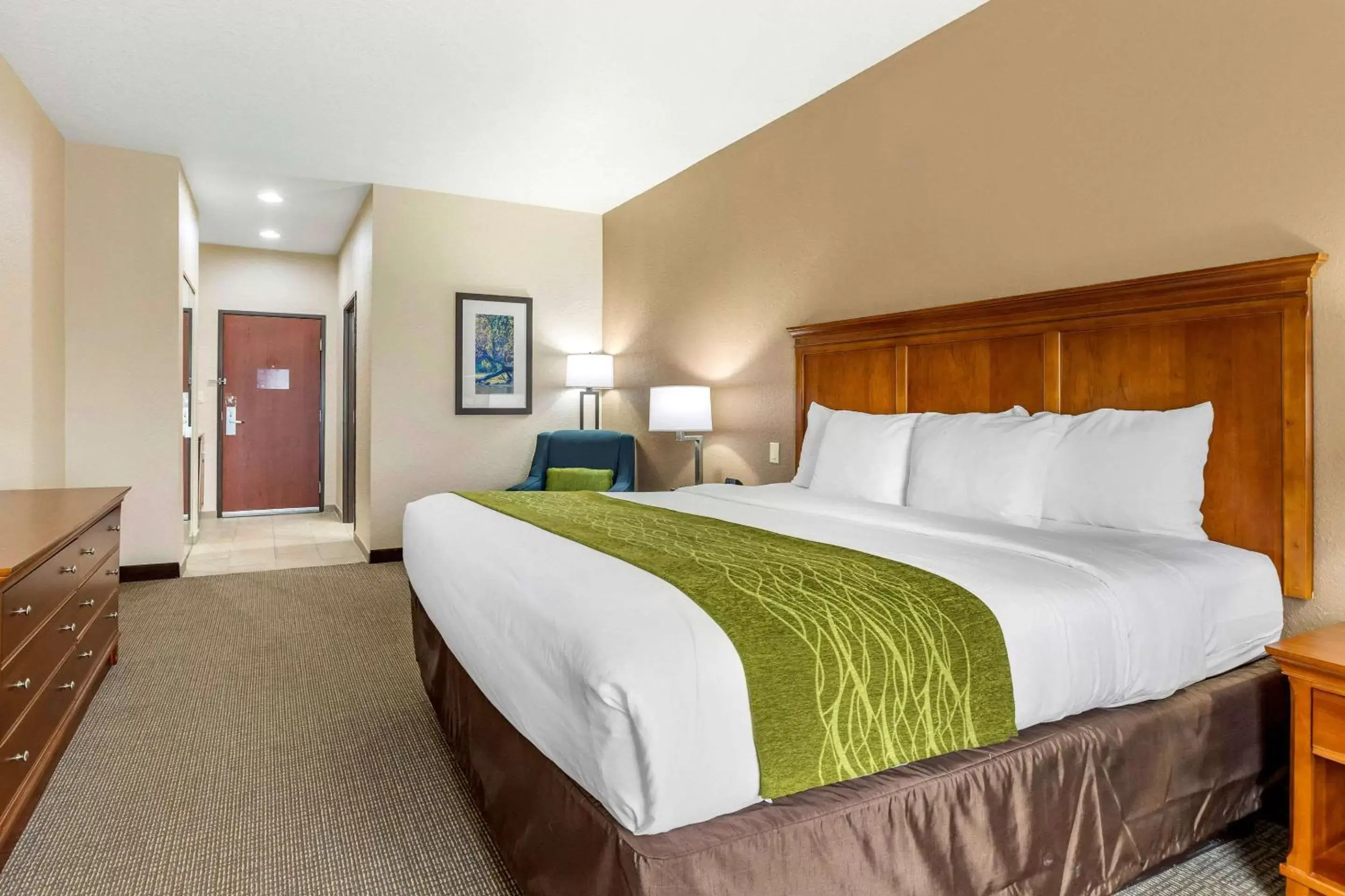 Photo of the whole room, Bed in Comfort Inn & Suites Davenport - Quad Cities