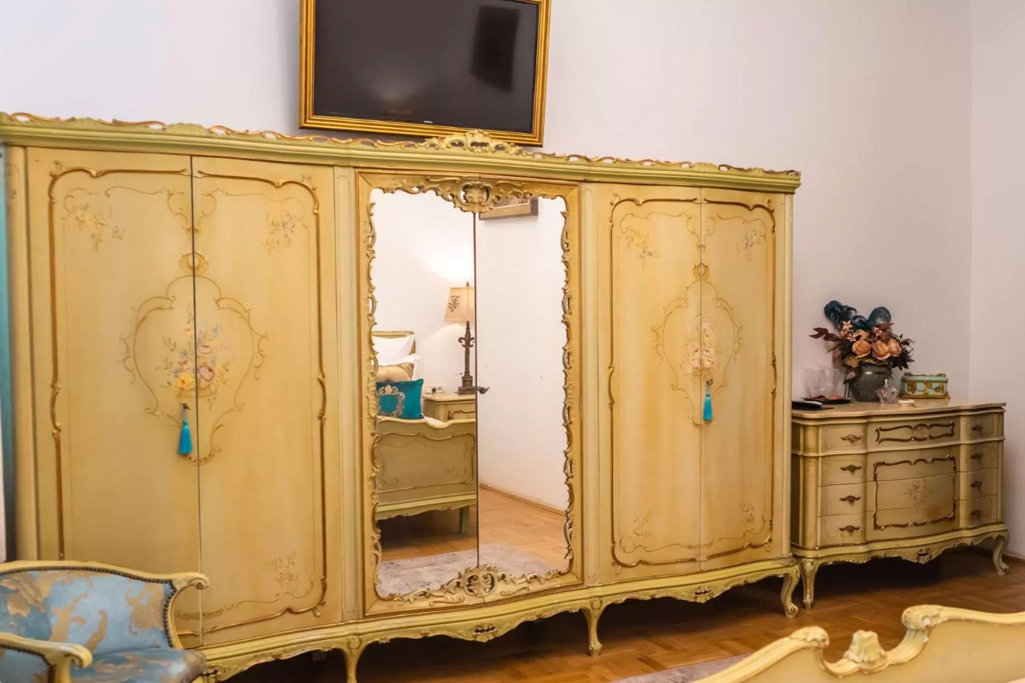 TV and multimedia in Conacul Coroanei Luxury Boutique Hotel