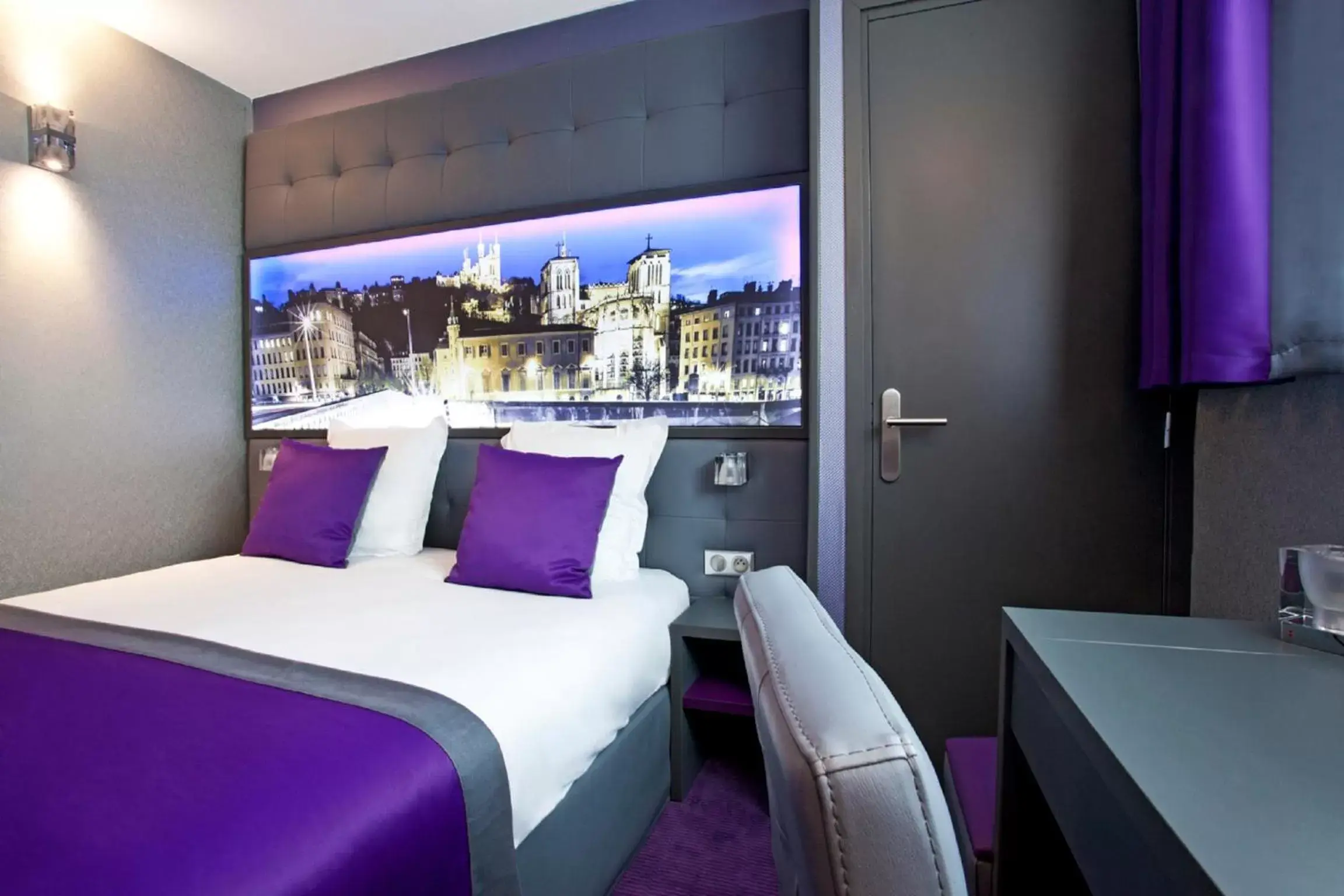 Bed in Hotel des Savoies Lyon Perrache