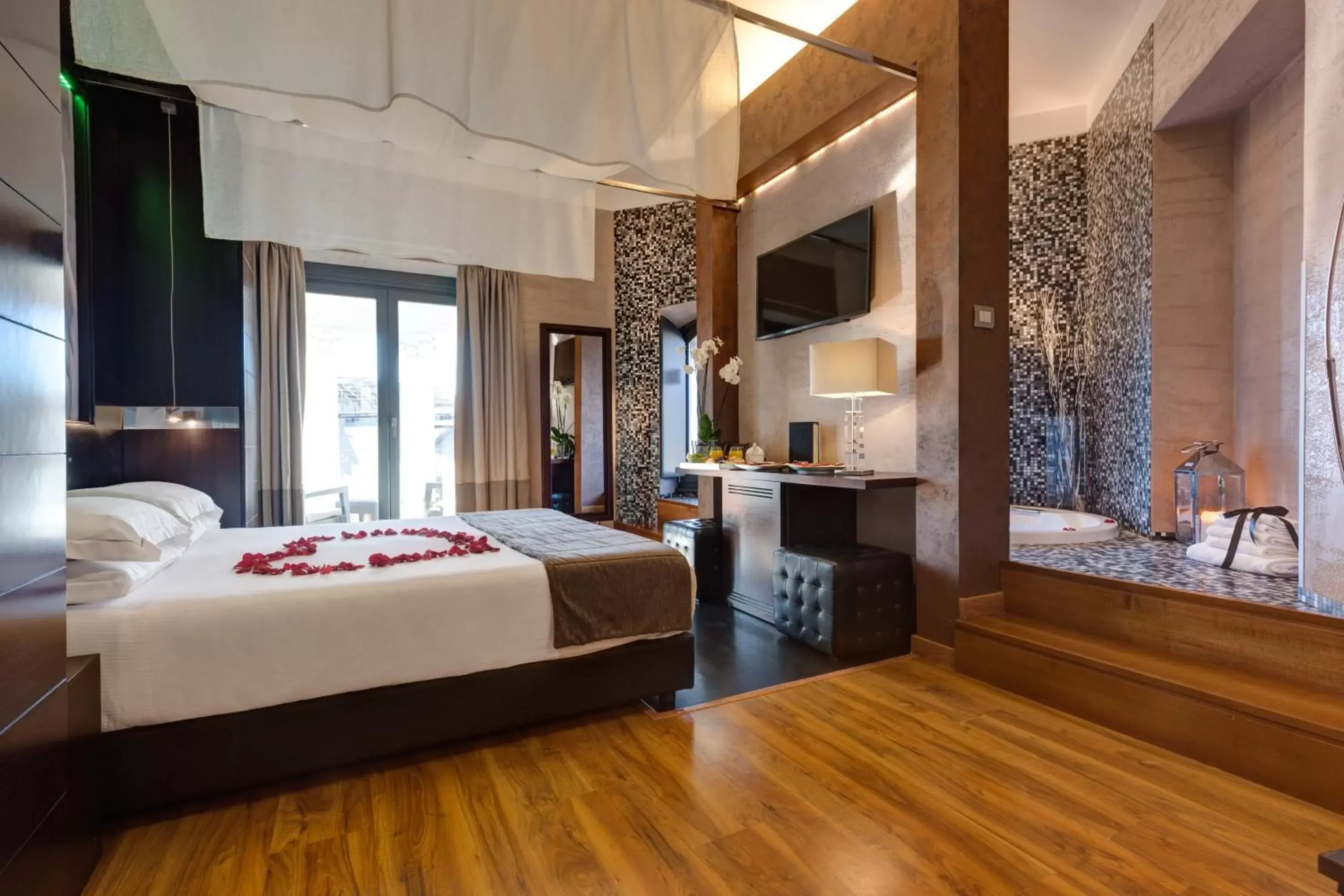 Hot Tub, Bed in Dharma Luxury Hotel