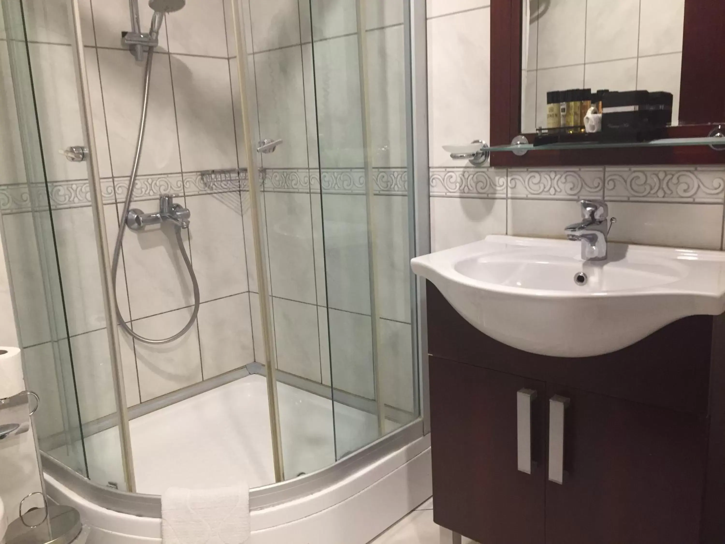 Shower, Bathroom in Taksim Gonen Hotel