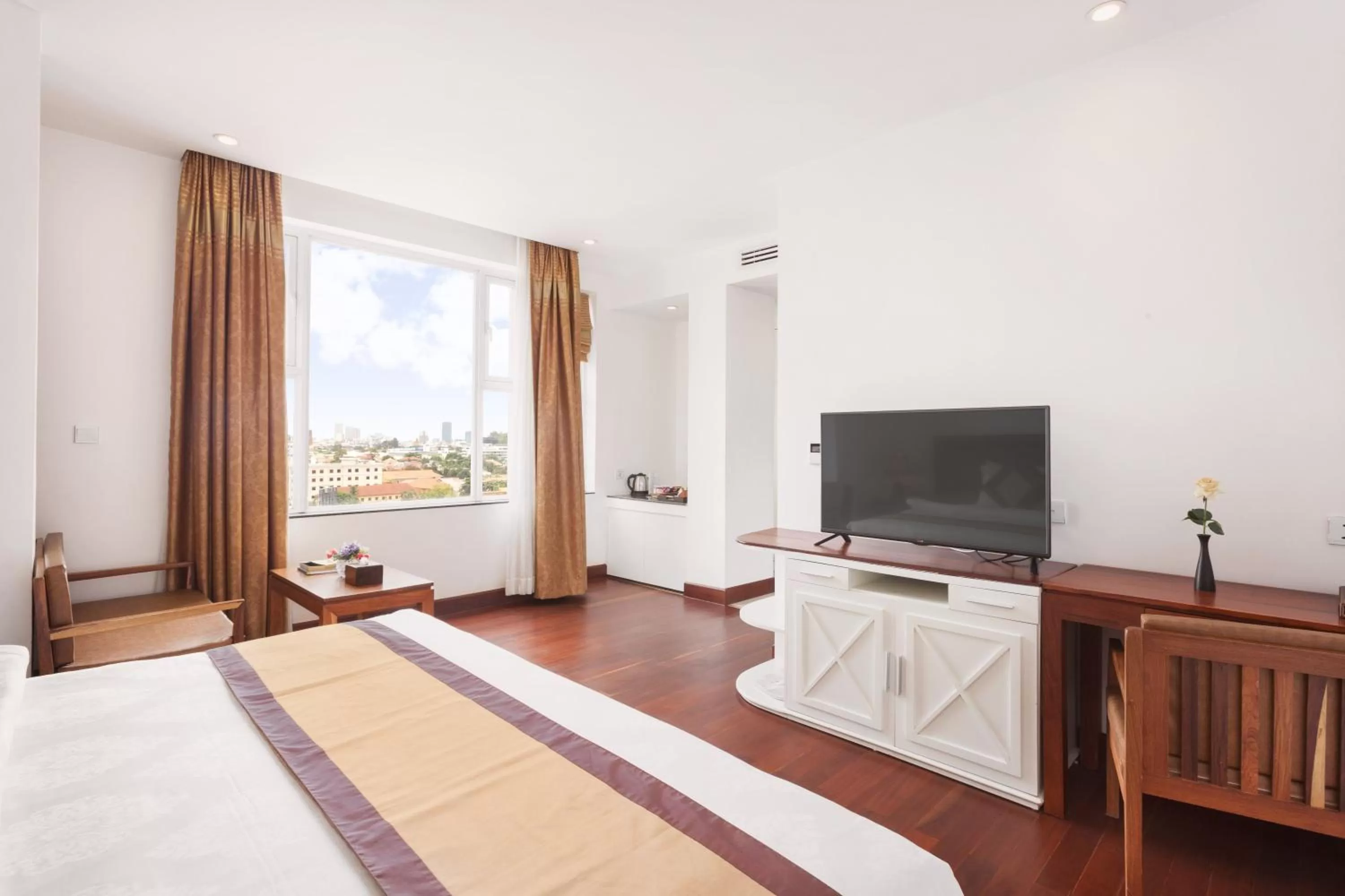 Shower, Bed in Phnom Penh Katari Hotel