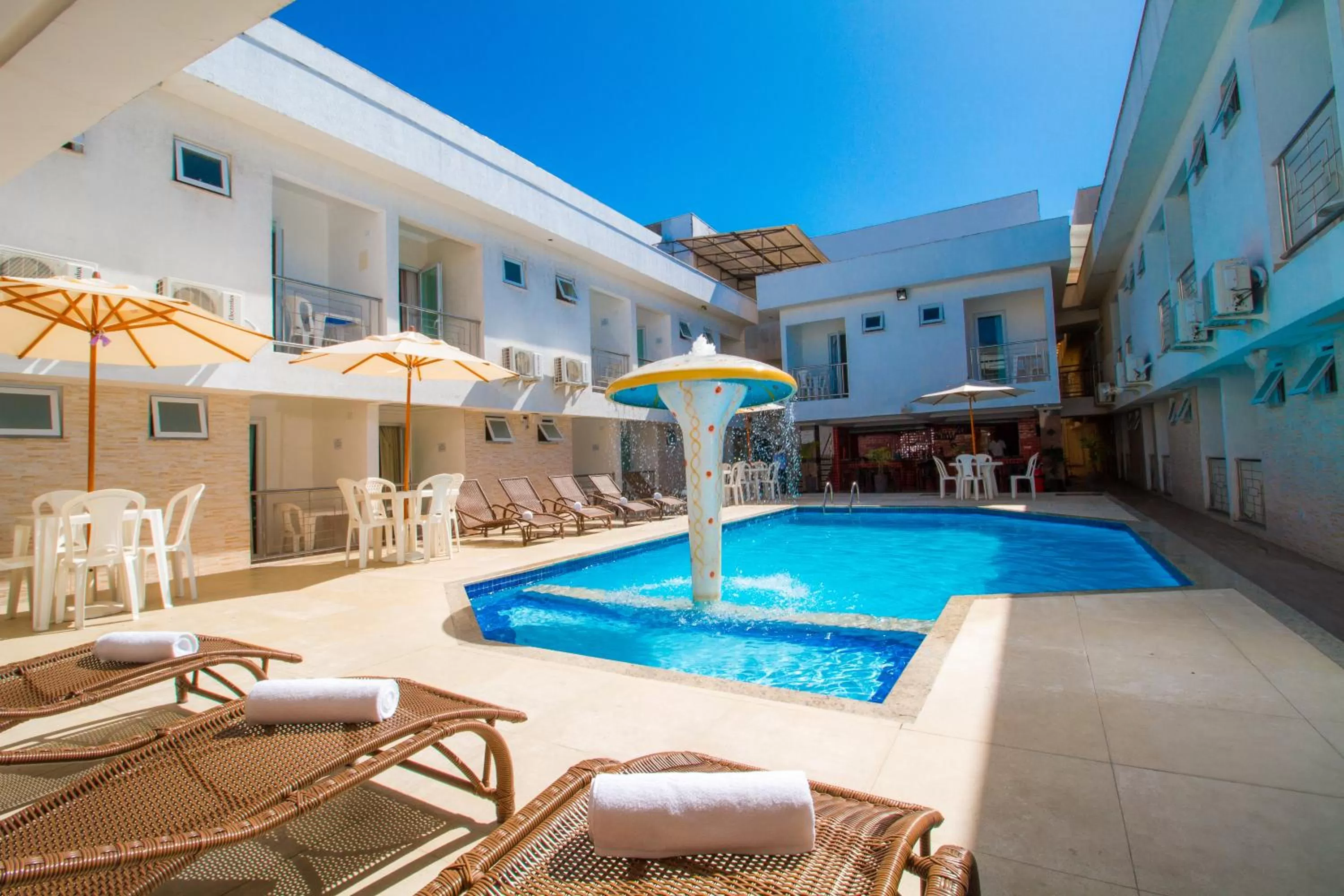 Swimming pool in Shangrilá - Rede Soberano