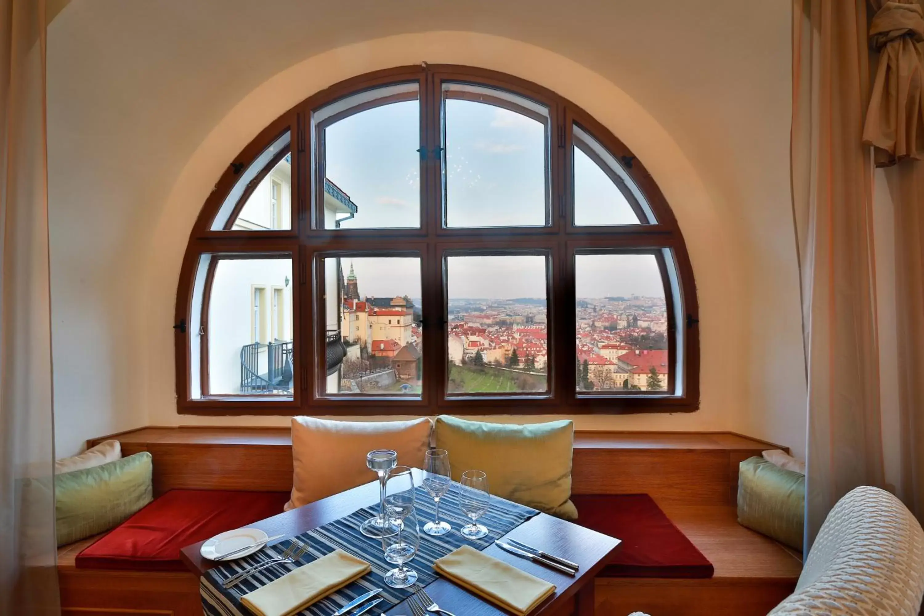 Restaurant/places to eat, Seating Area in Questenberg Hotel