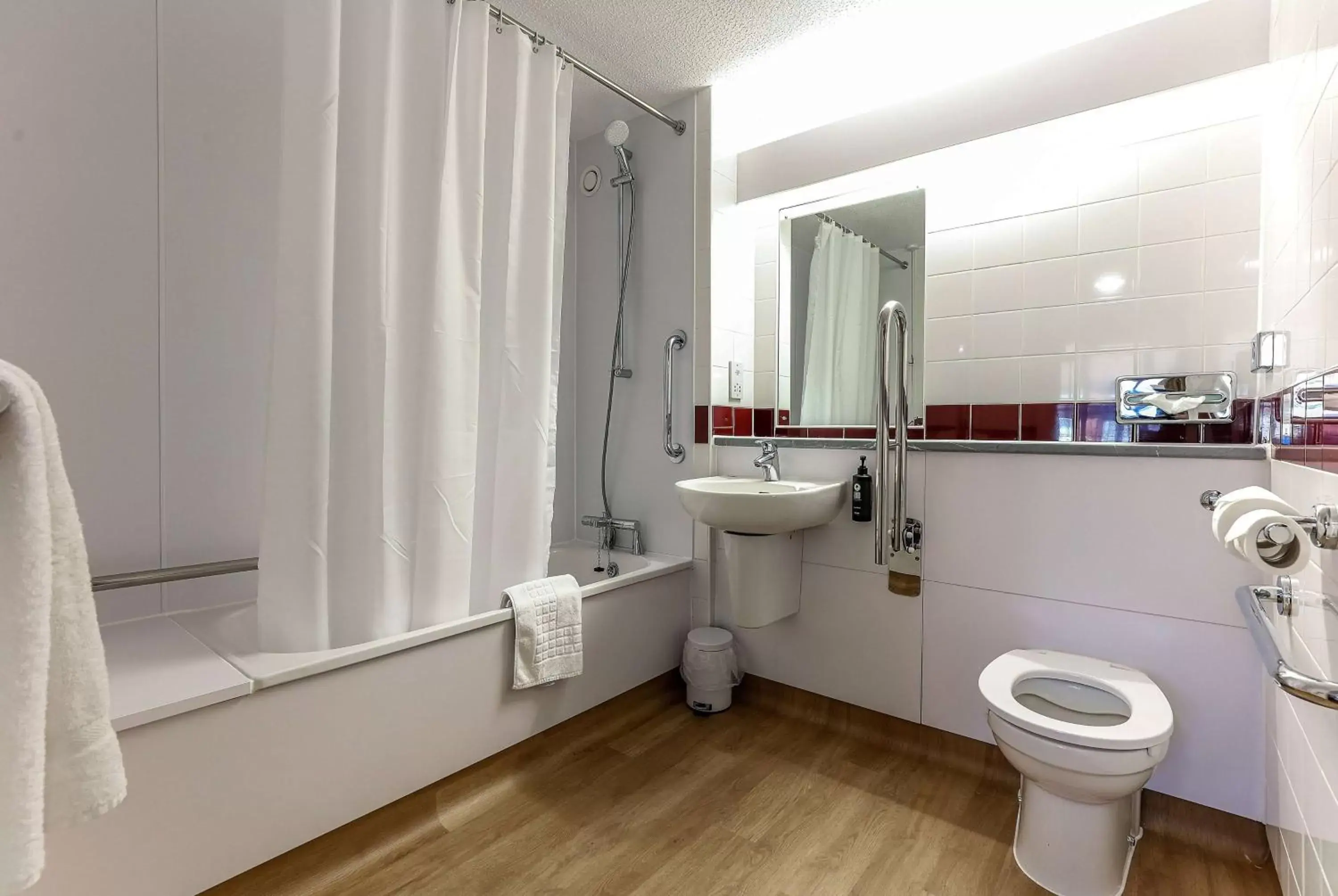 TV and multimedia, Bathroom in Days Inn Hotel Gretna Green